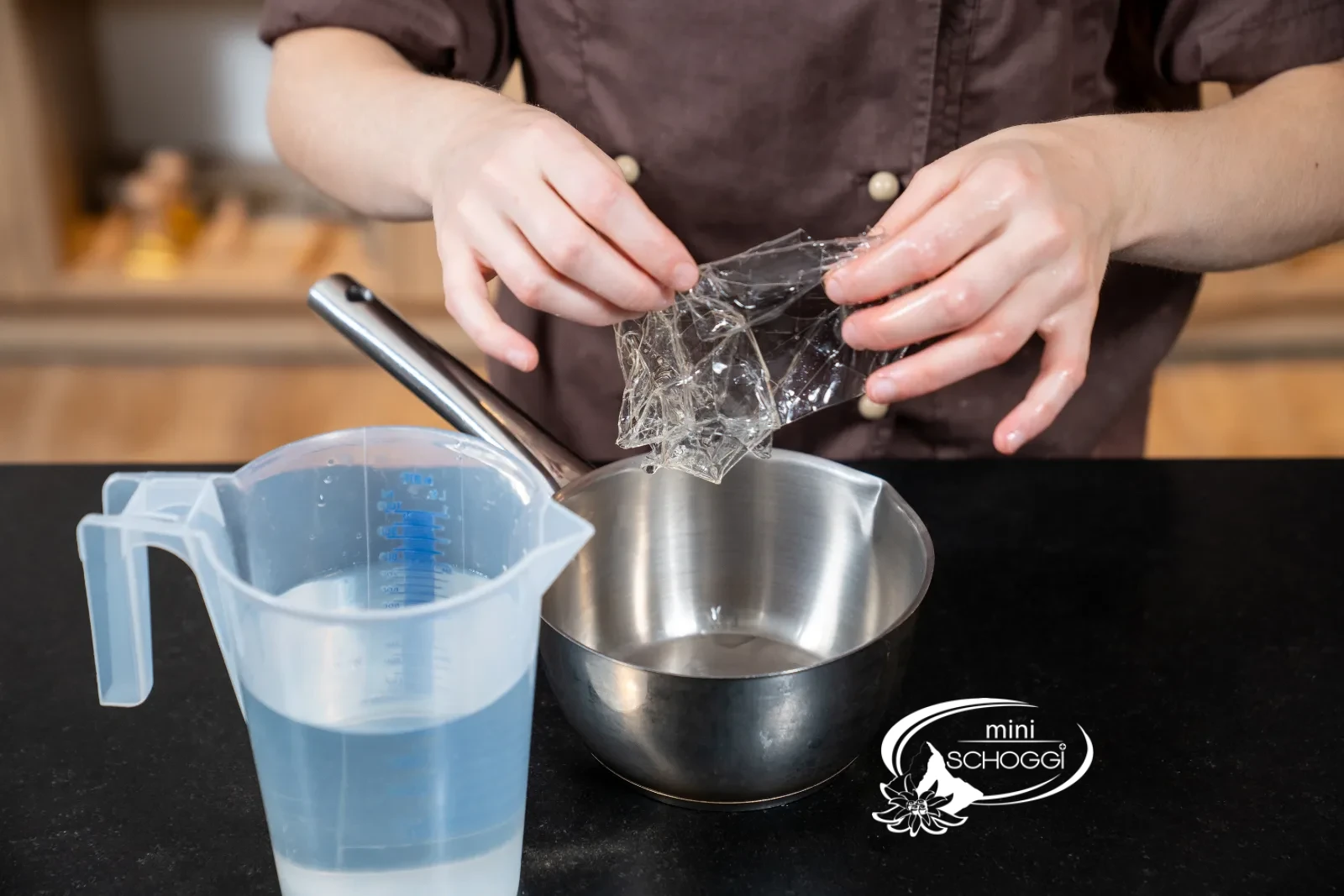 Die ausgedrückte Gelatine kommt in die Pfanne