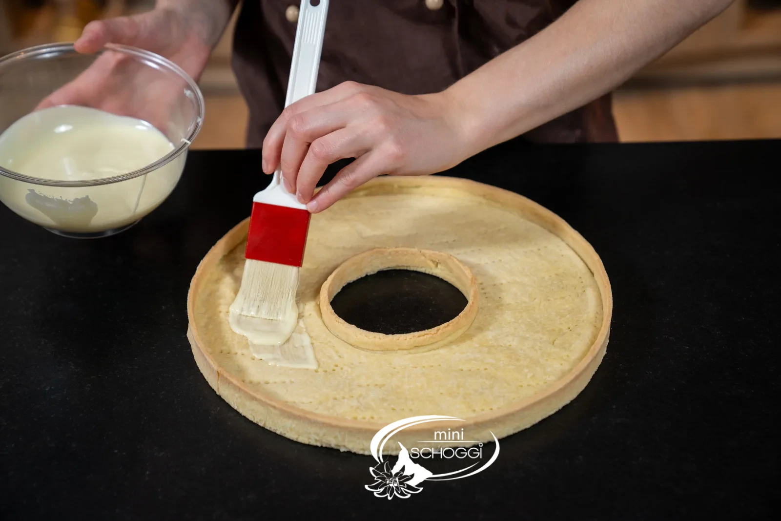 Quark-Tarte mit frischen Früchten und Limette – Boden isolieren, füllen und dekorieren