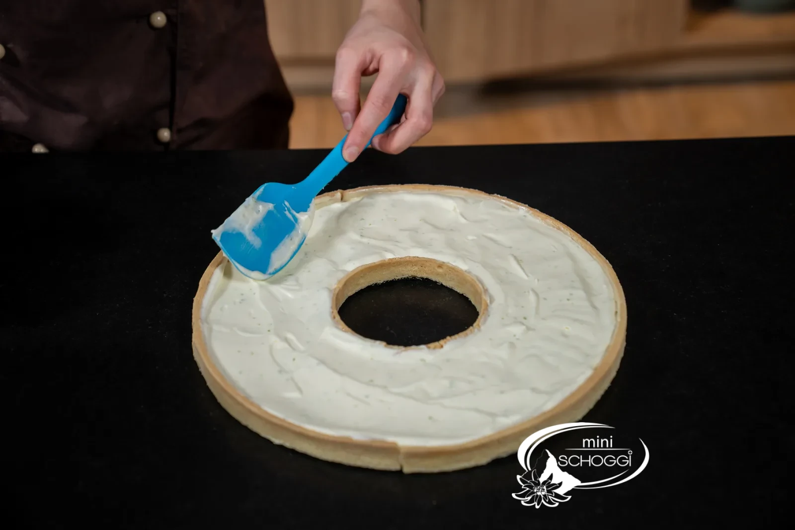 Quark-Tarte mit frischen Früchten und Limette – Boden isolieren, füllen und dekorieren