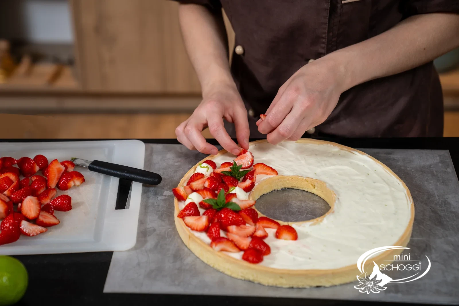 Quark-Tarte mit frischen Früchten und Limette – Boden isolieren, füllen und dekorieren