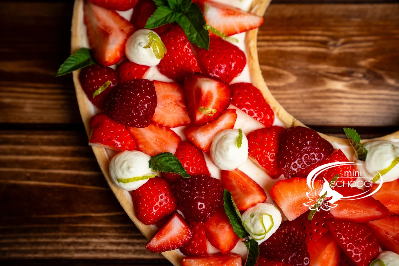 Quark-Tarte mit Creme-Tuffs, frischen Beeren, Limettenabrieb und Minze auf einer Tortenplatte