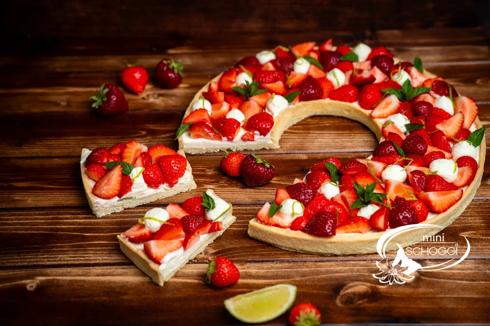 Quark-Tarte mit Creme-Tuffs, frischen Beeren, Limettenabrieb und Minze auf einer Tortenplatte