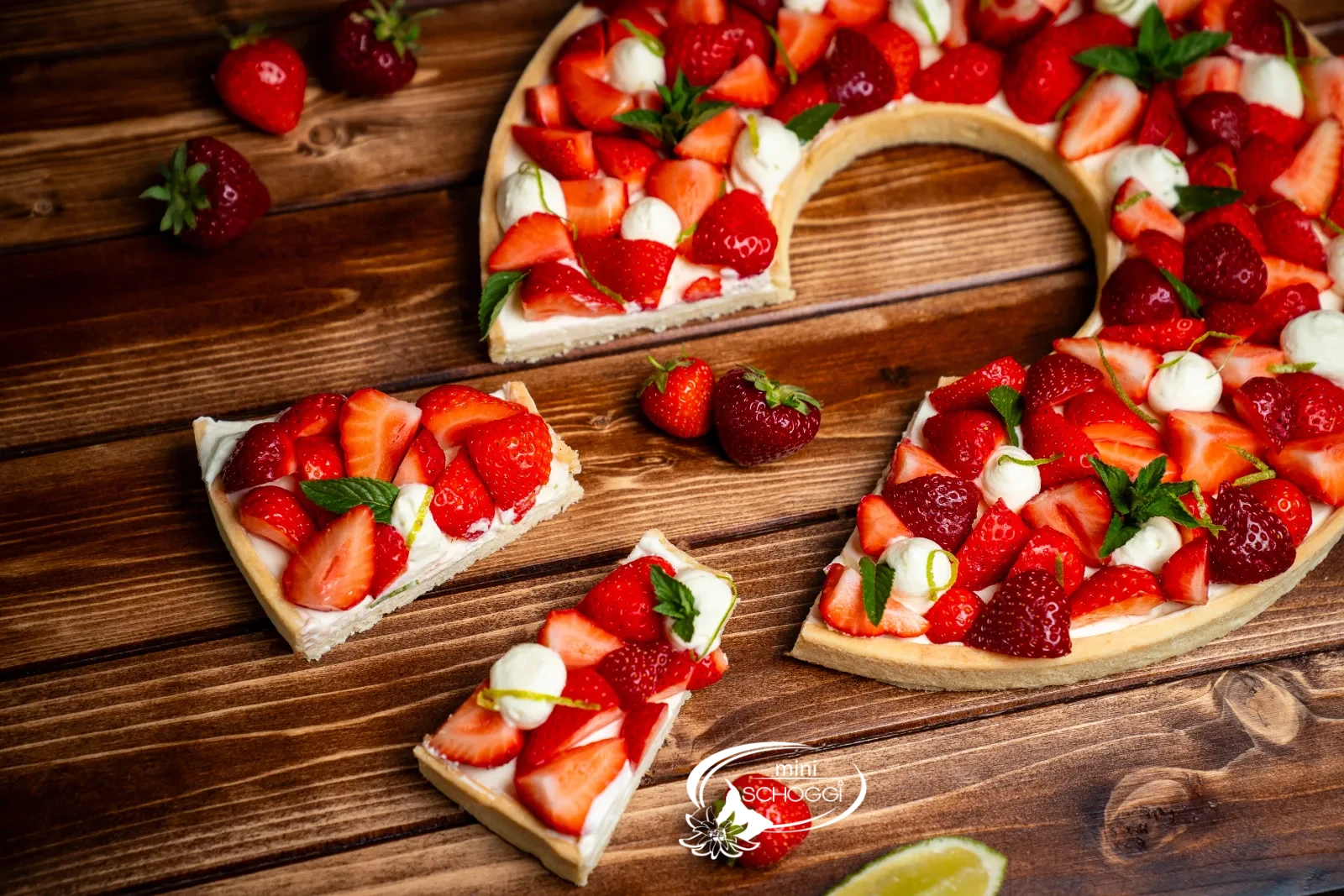 Quark-Tarte mit Creme-Tuffs, frischen Beeren, Limettenabrieb und Minze auf einer Tortenplatte