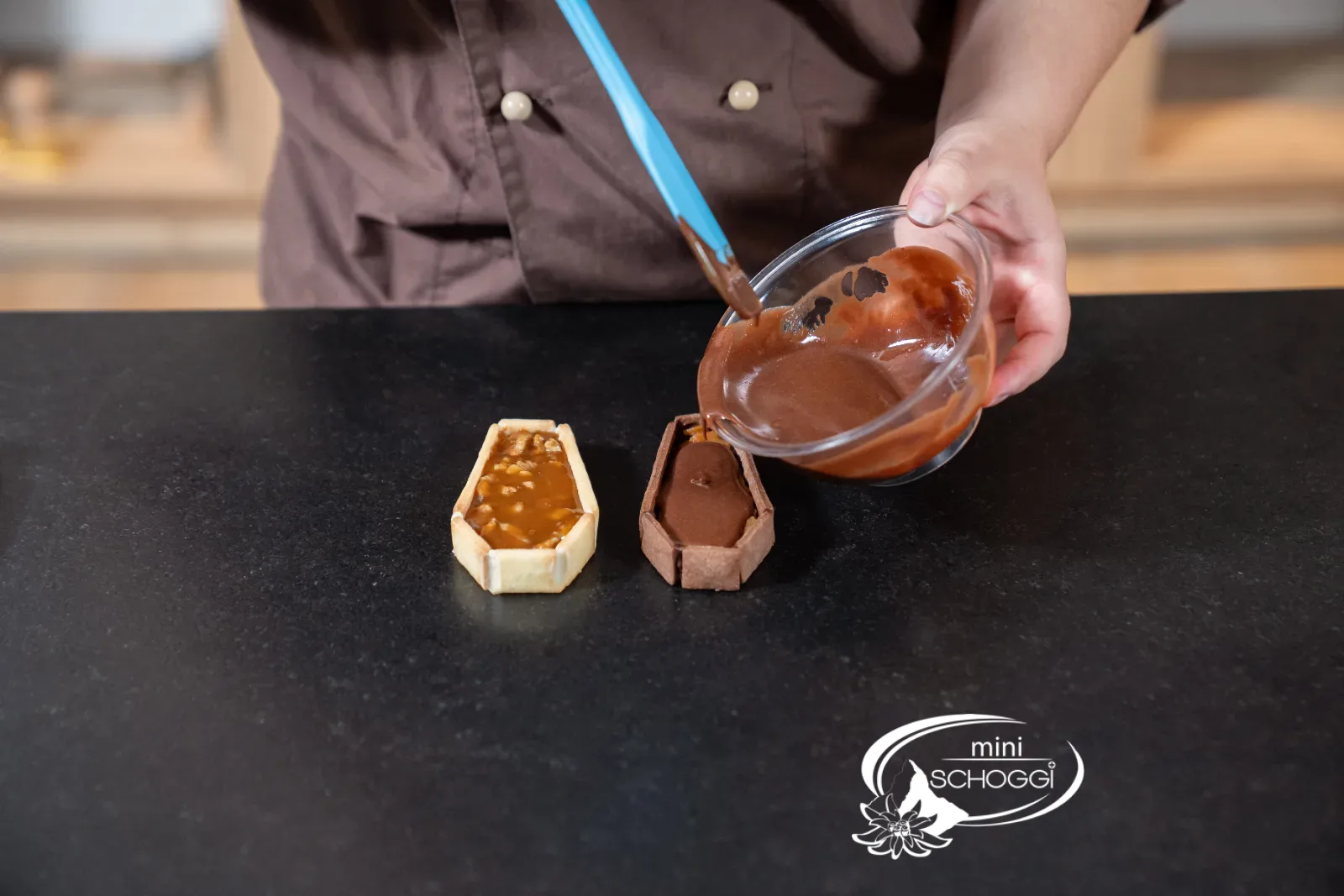 Ganache über das Karamell in den dunklen Sarg giessen