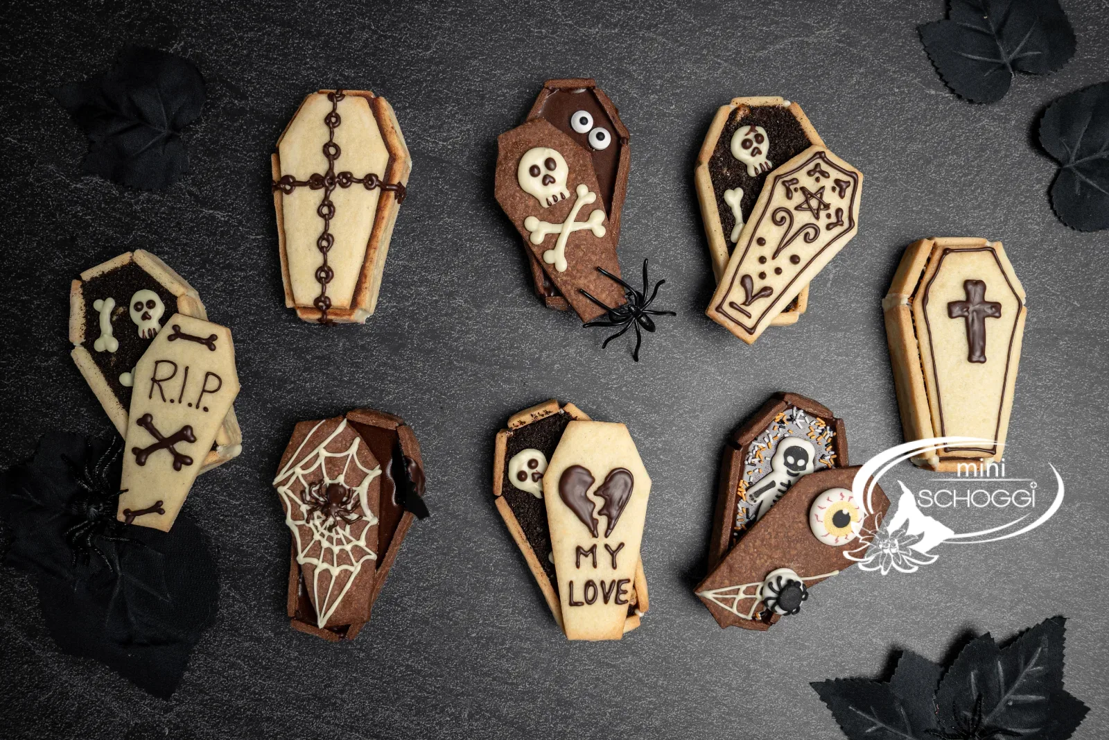 Verzierte Sarg-Guetzli mit Totenkopf, Spinnennetz und Kreuz