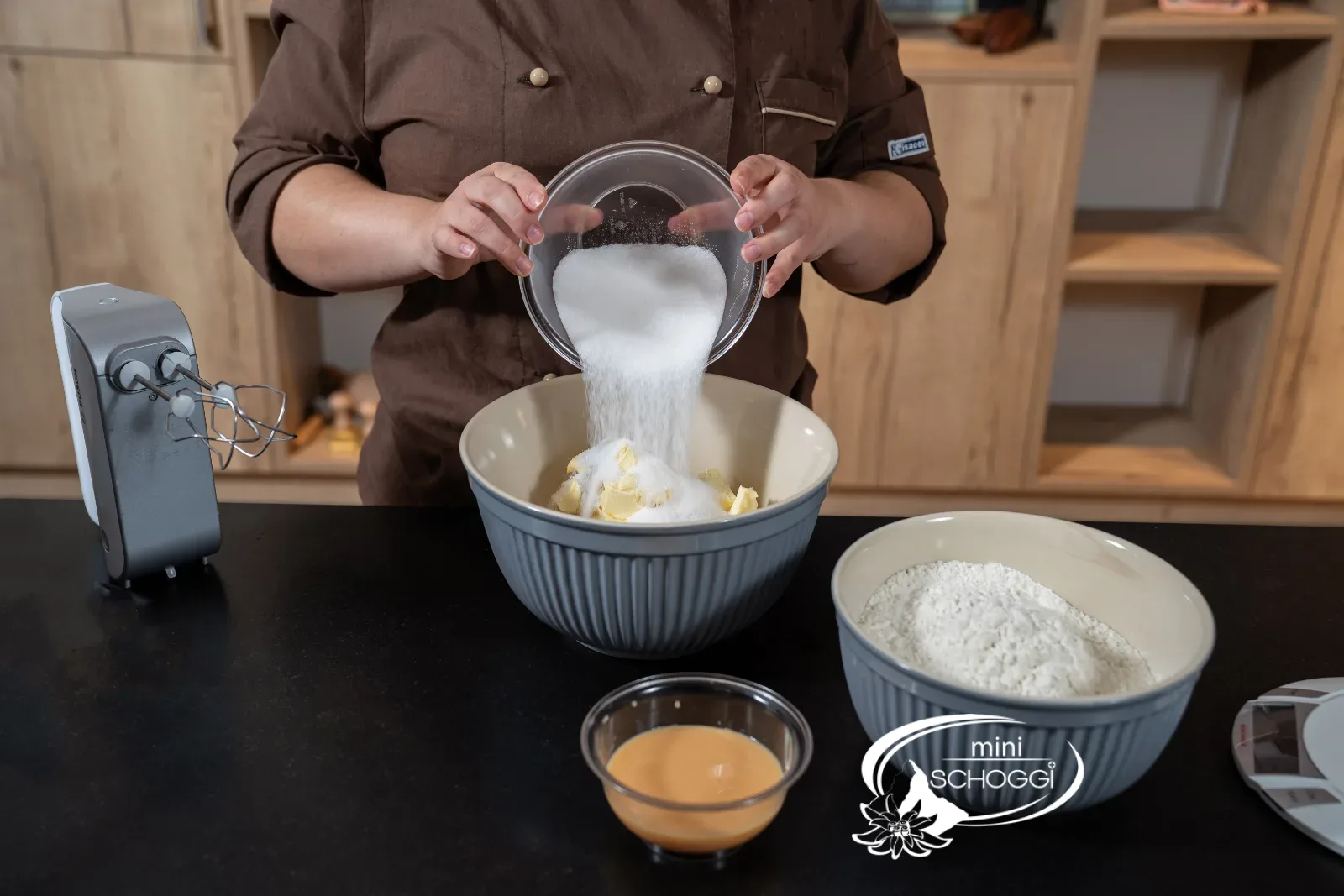 Kristallzucker zur Butter geben