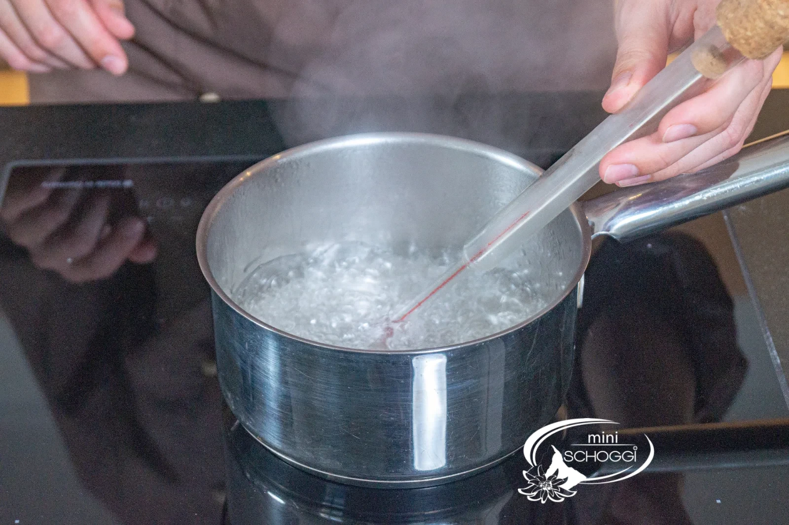 Le sirop de sucre cuit à 120 degrés avec le thermomètre à sucre