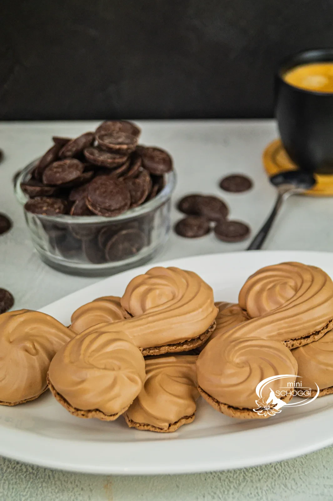 Schoggi-S avec une meringue au chocolat brillante sur une assiette
