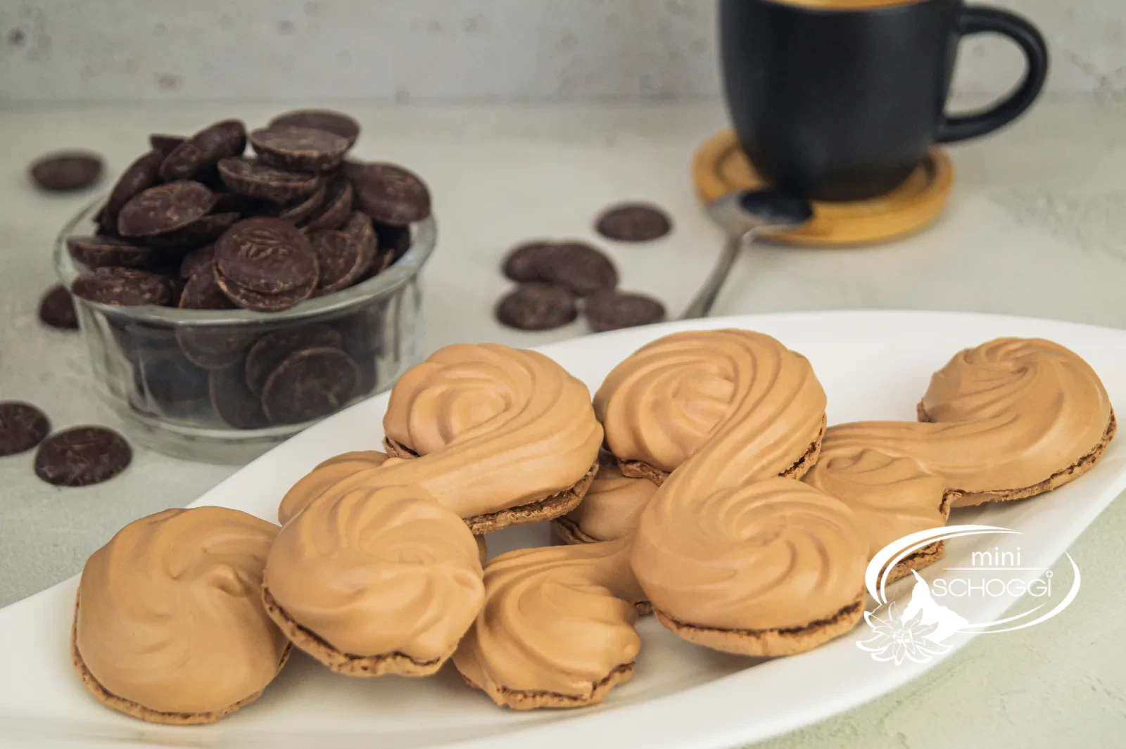 Schoggi-S avec une meringue au chocolat brillante sur une assiette