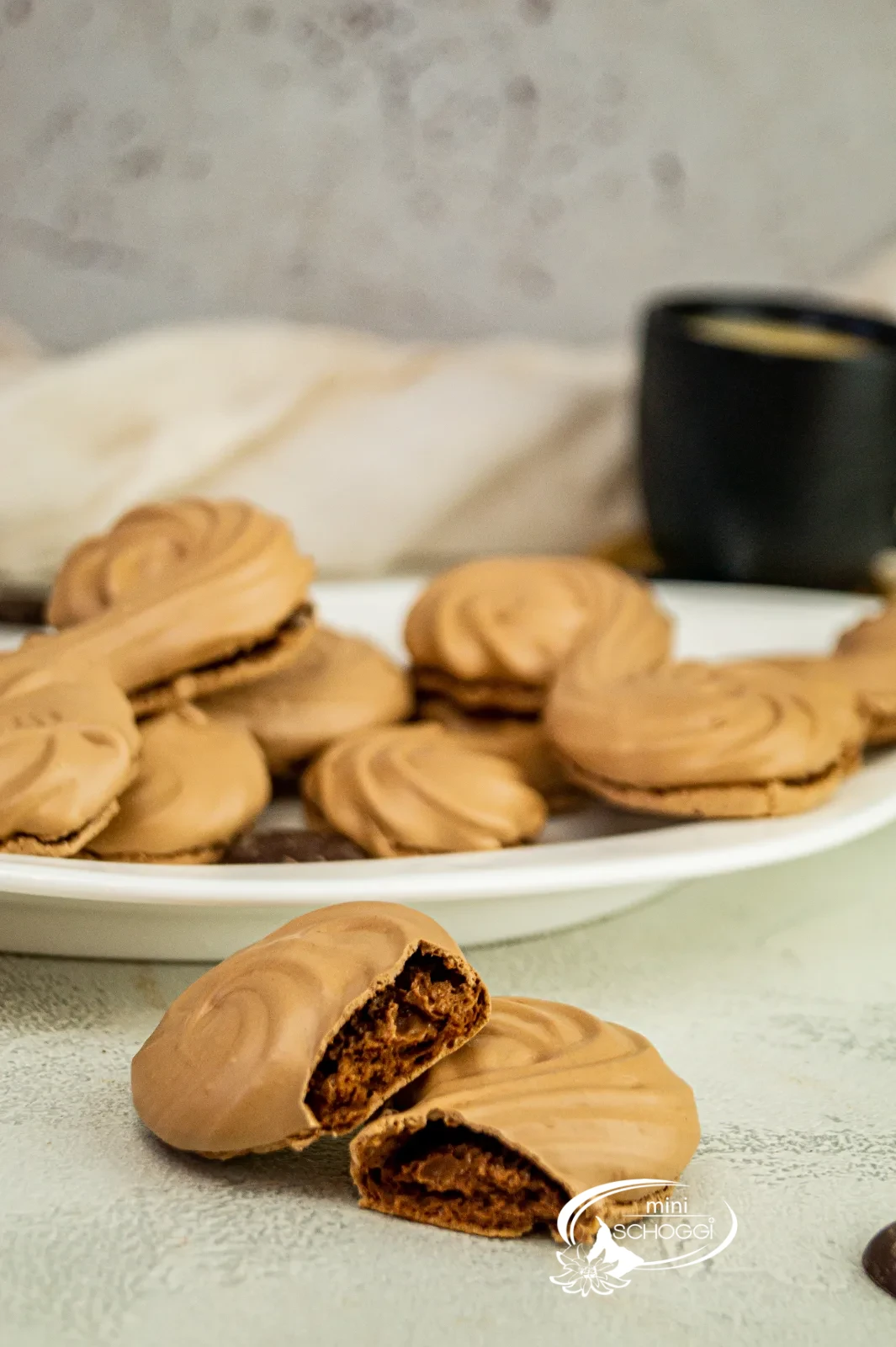 Schoggi-S avec une meringue au chocolat brillante sur une assiette