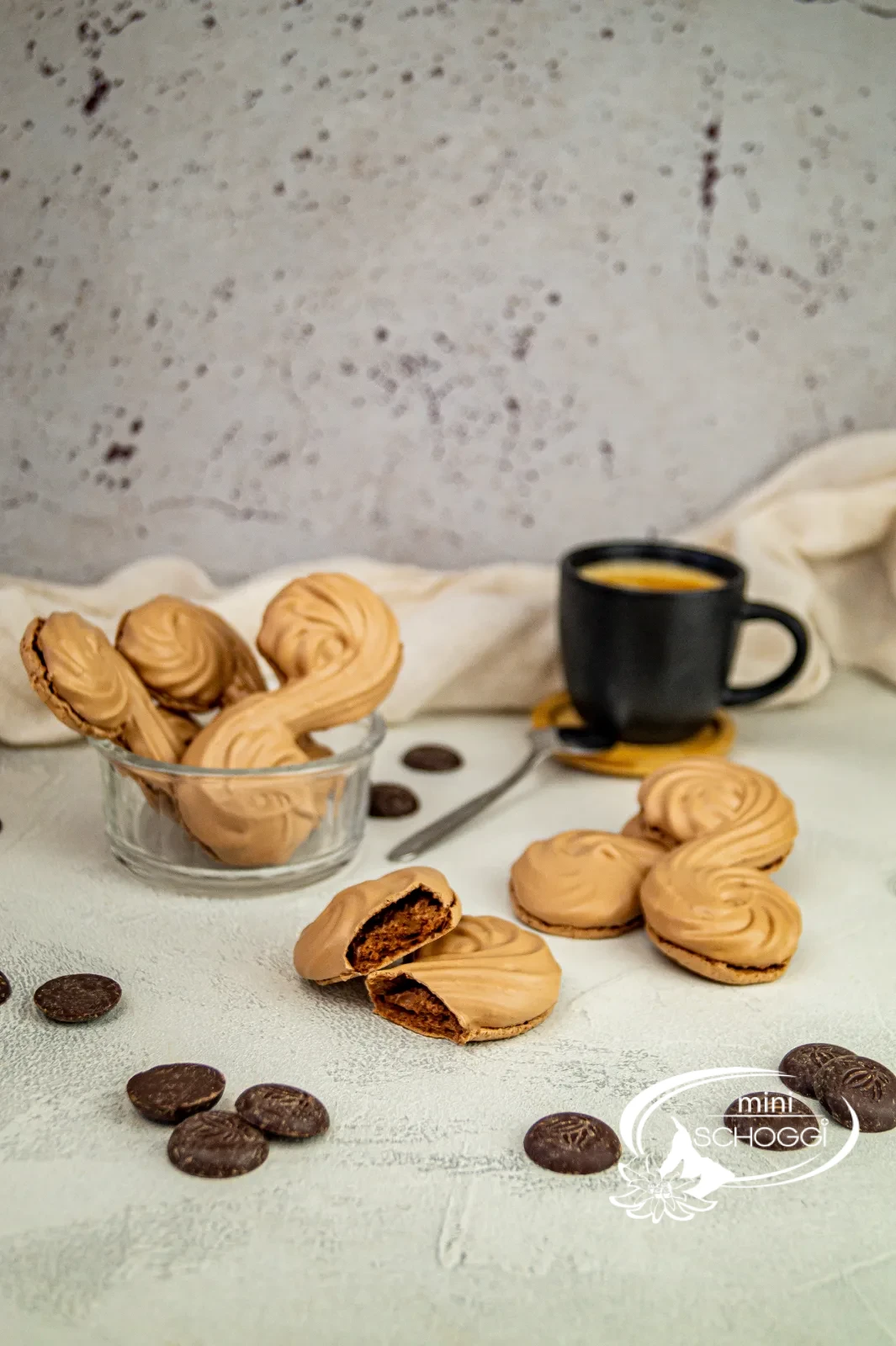 Schoggi-S avec une meringue au chocolat brillante sur une assiette