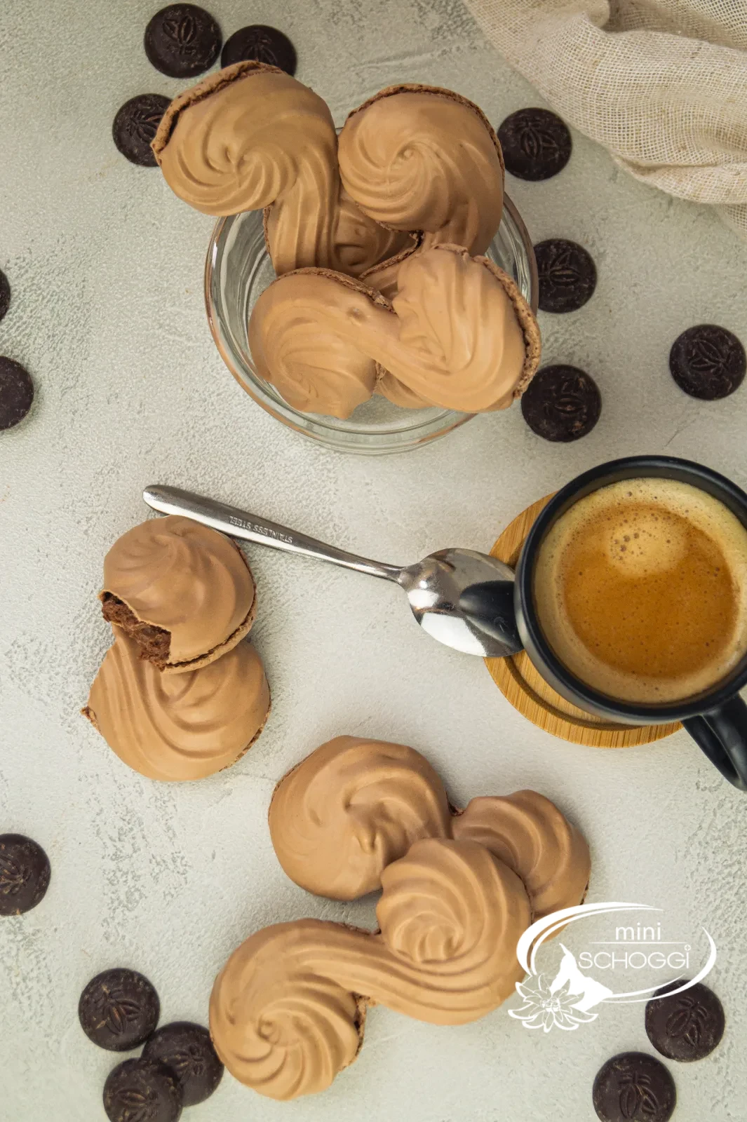 Schoggi-S avec une meringue au chocolat brillante sur une assiette