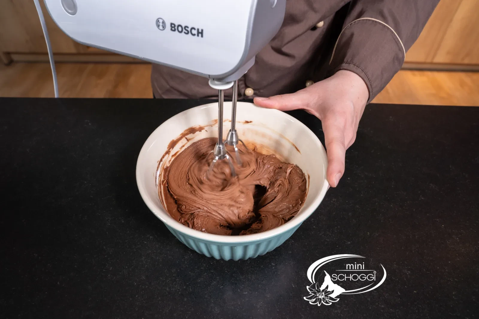 The chilled filling is whipped until fluffy with the Hand mixer