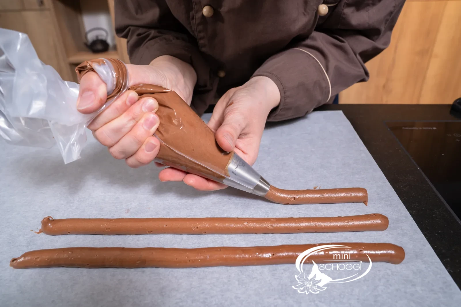 Even strands are piped onto baking paper with the Round piping nozzle