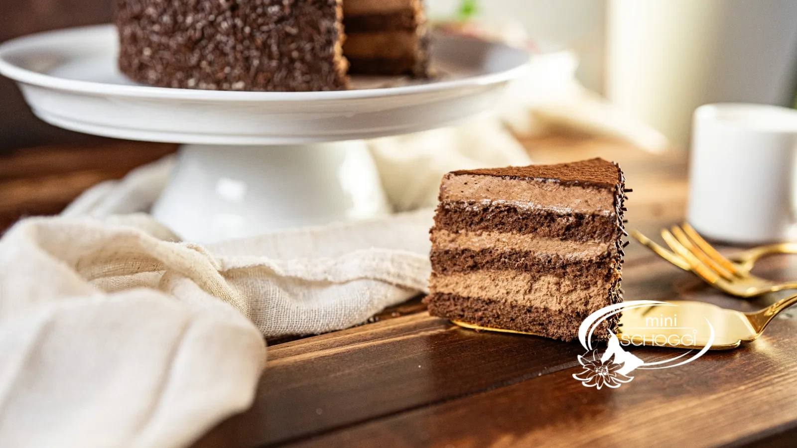 Pan di Spagna al cioccolato tagliato che mostra le basi scure e soffici
