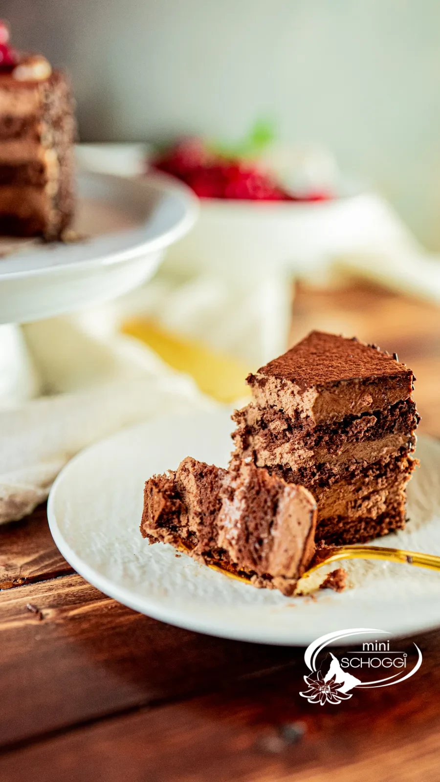 Pan di Spagna al cioccolato tagliato che mostra le basi scure e soffici