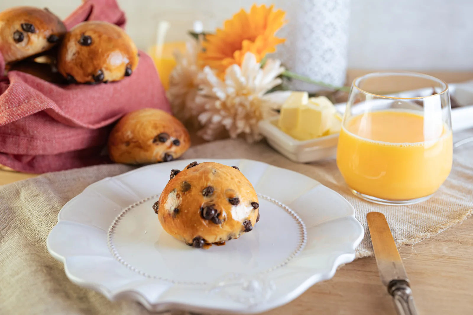Pain au chocolat appena sfornati con lucida spennellatura d'uovo