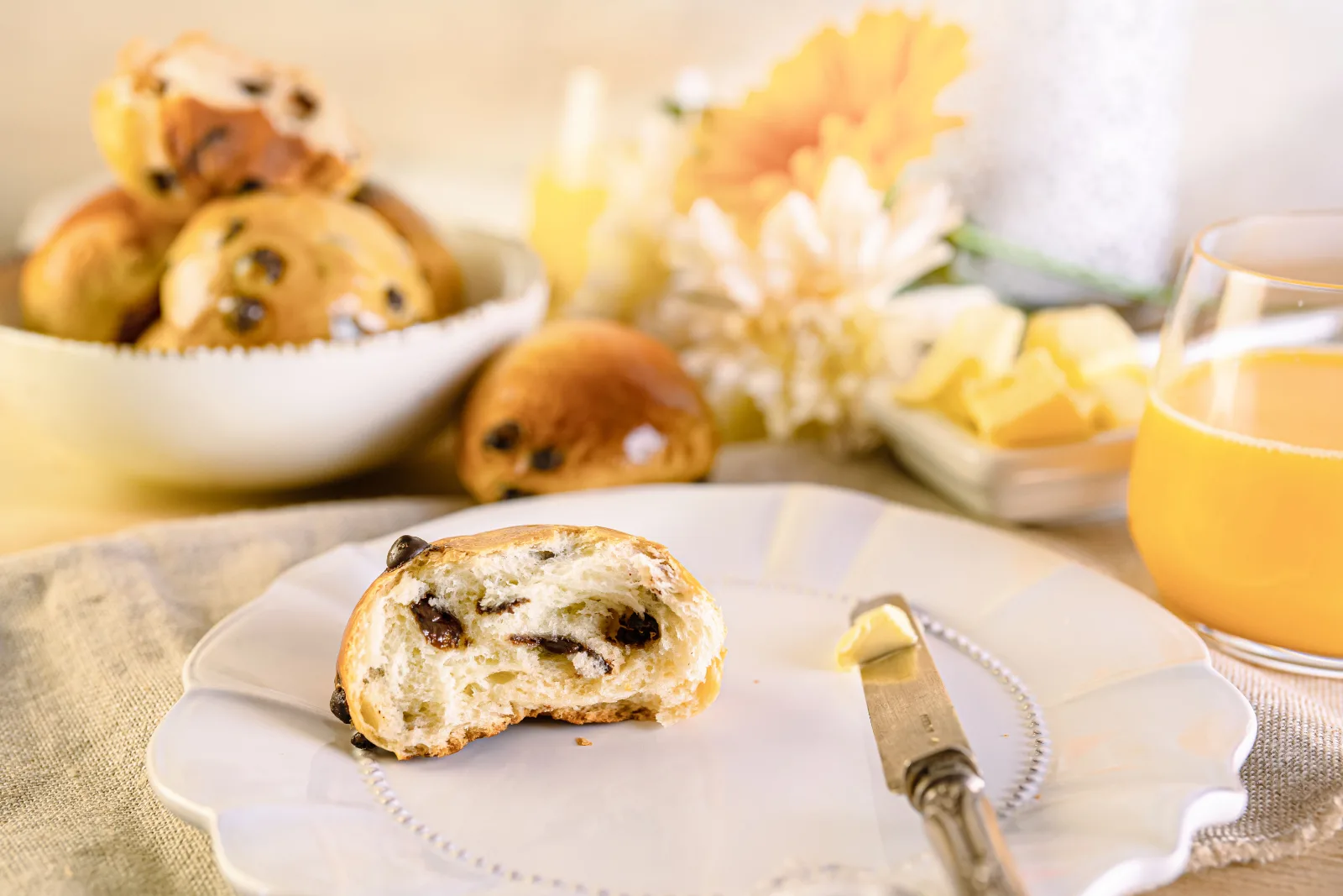 Pain au chocolat appena sfornati con lucida spennellatura d'uovo
