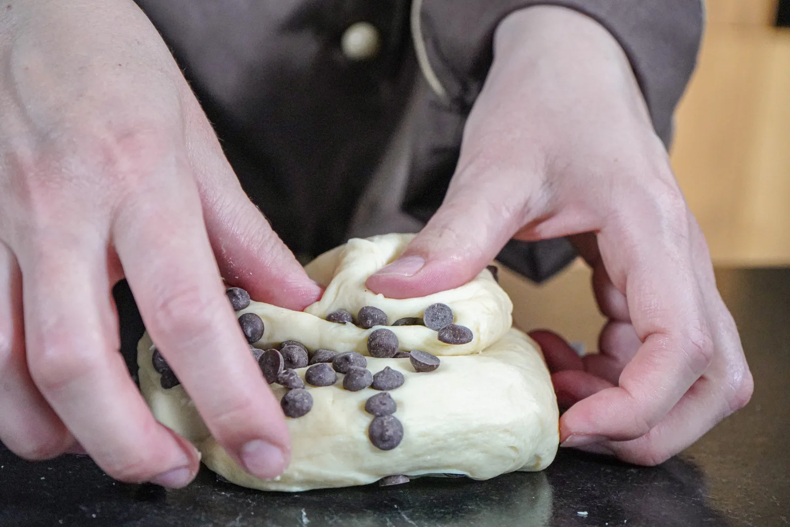 Le gocce di cioccolato termostabili vengono incorporate nella pasta lievitata