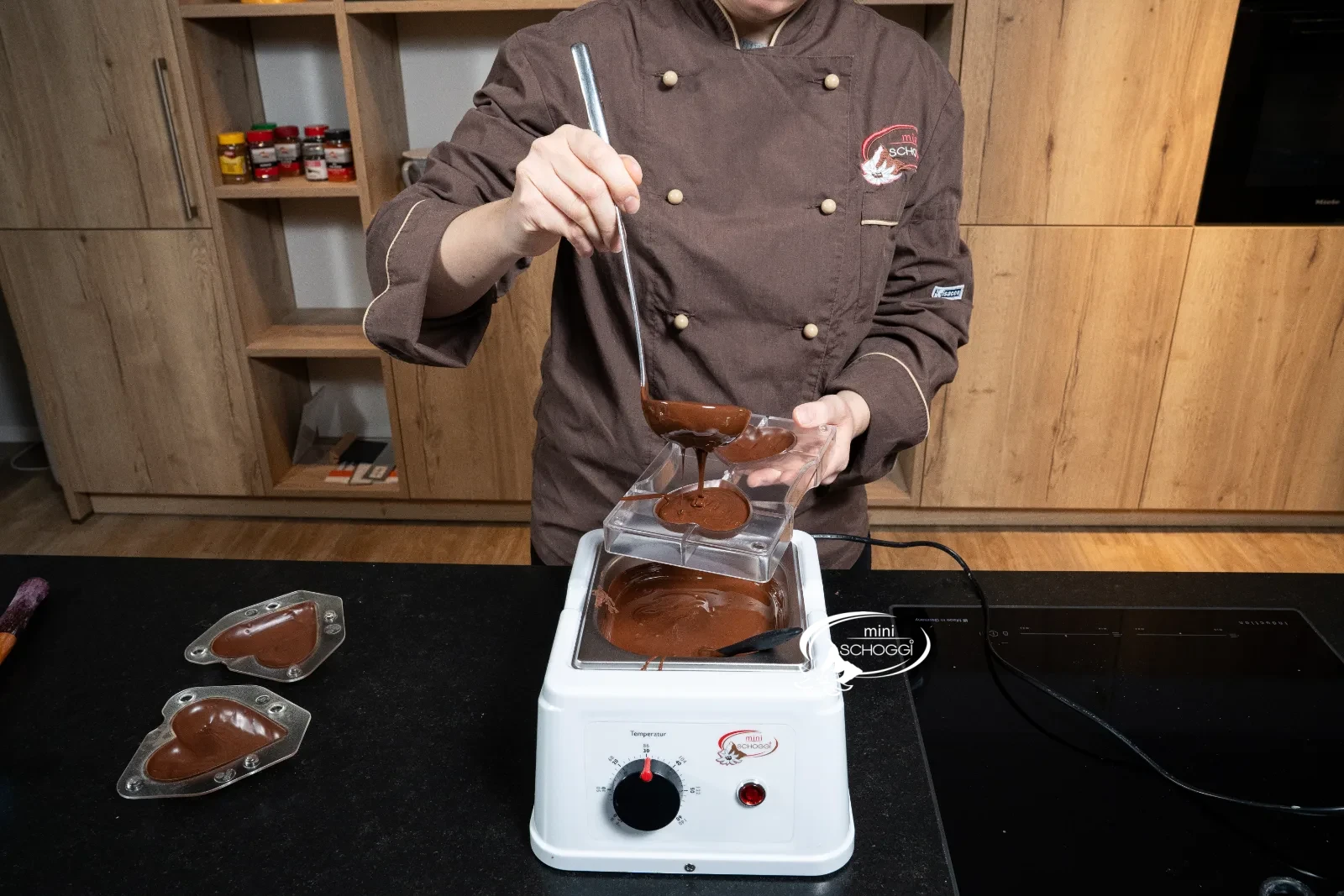 Lo stampo viene riempito completamente con copertura di cioccolato temperata