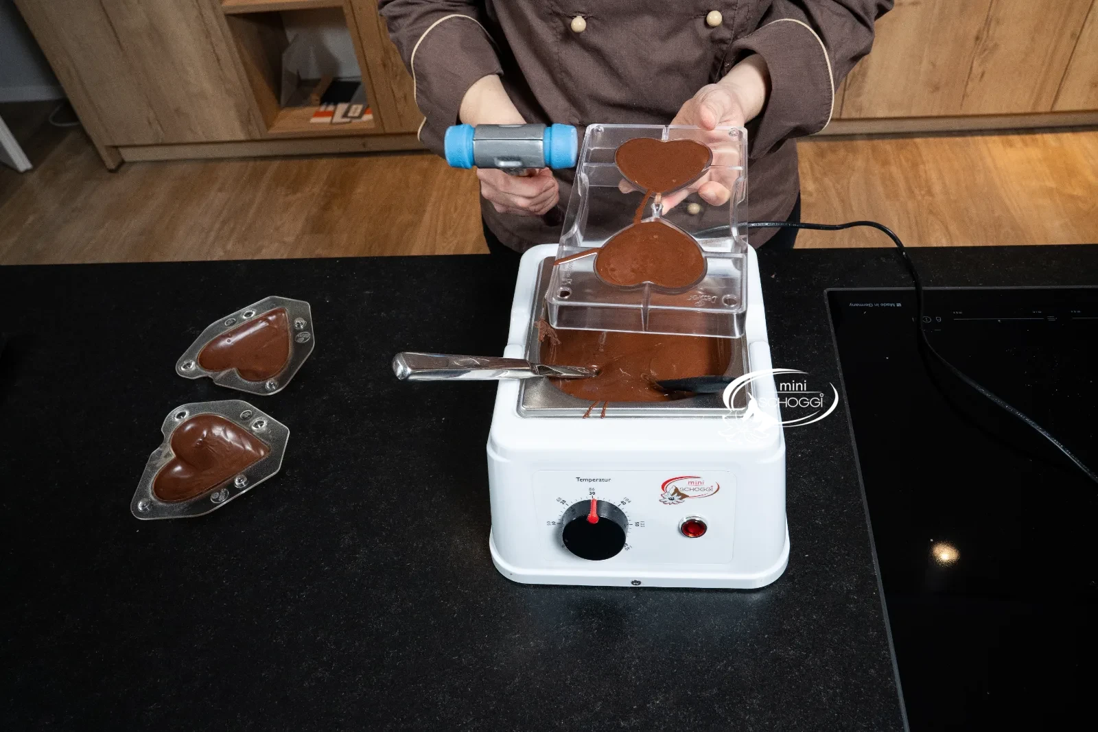 Con il martello per cioccolato si batte contro lo stampo riempito