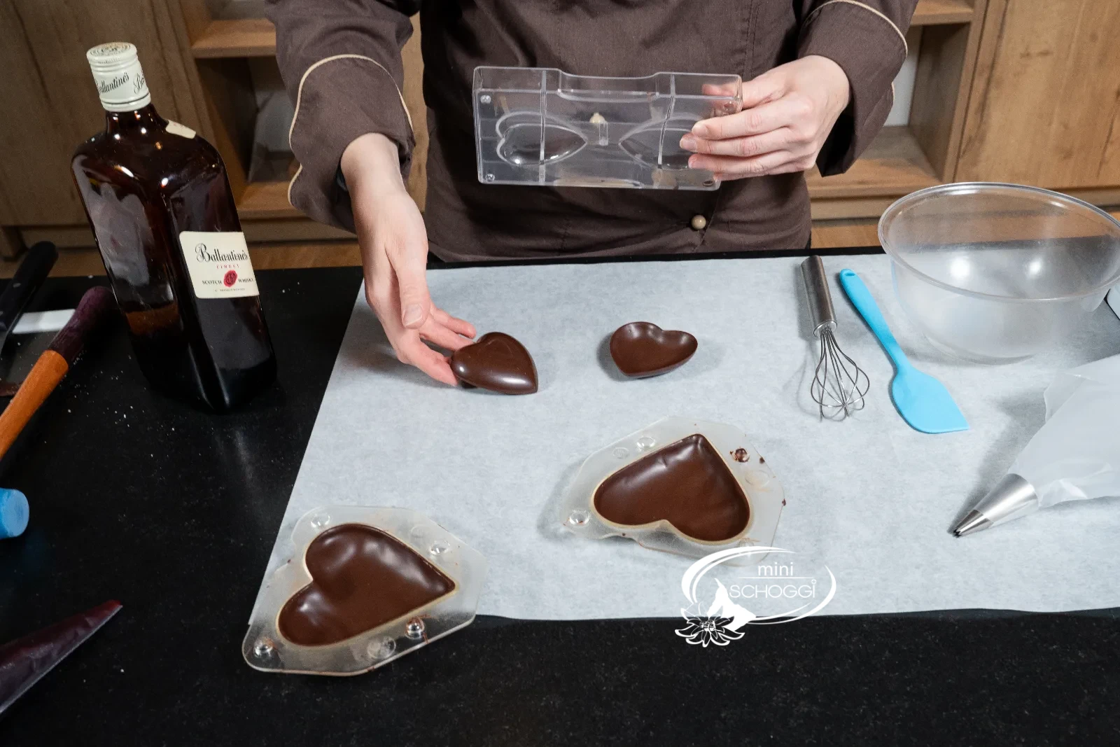 I cuori di cioccolato finiti vengono sformati