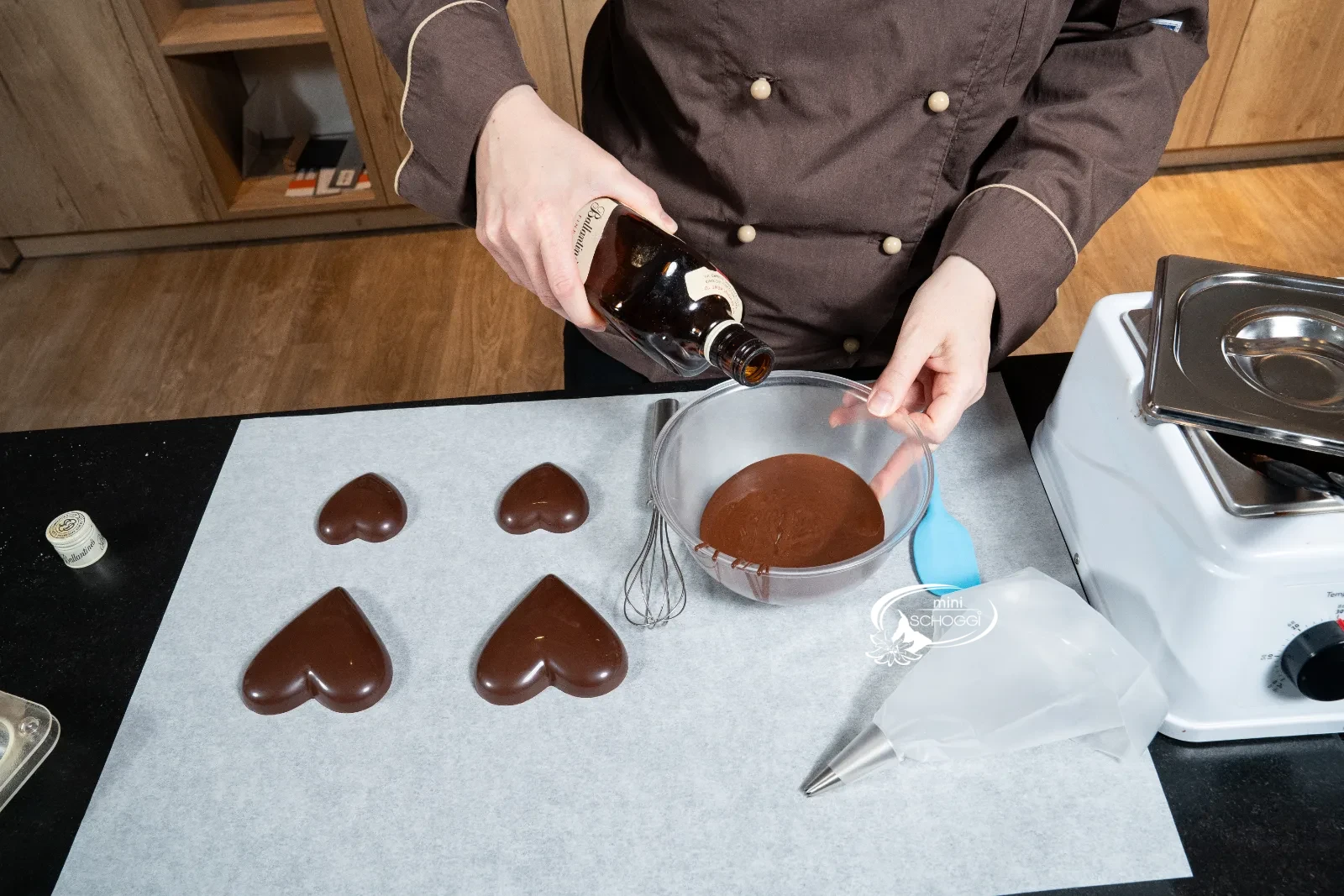 Copertura di cioccolato e alcol vengono mescolati con la frusta fino a ottenere la massa addensata