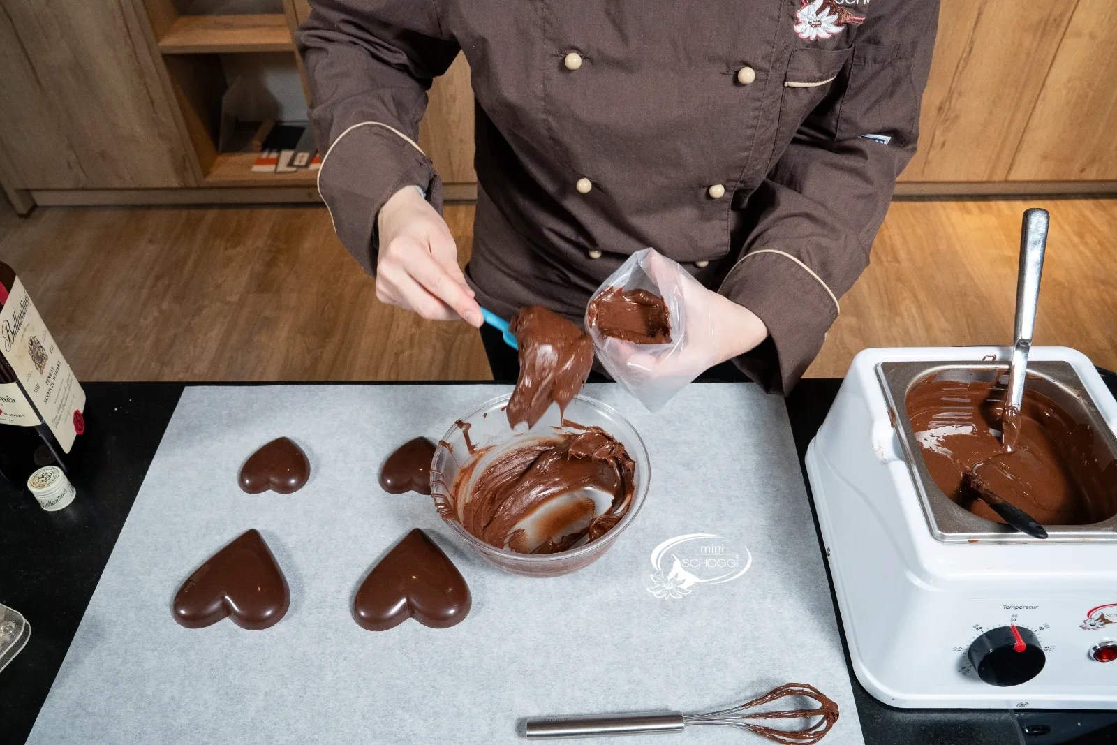 Tortino di cioccolato con cuore morbido di Truffes – Preparare la copertura addensata e metterla nel sac à poche con bocchetta a stella