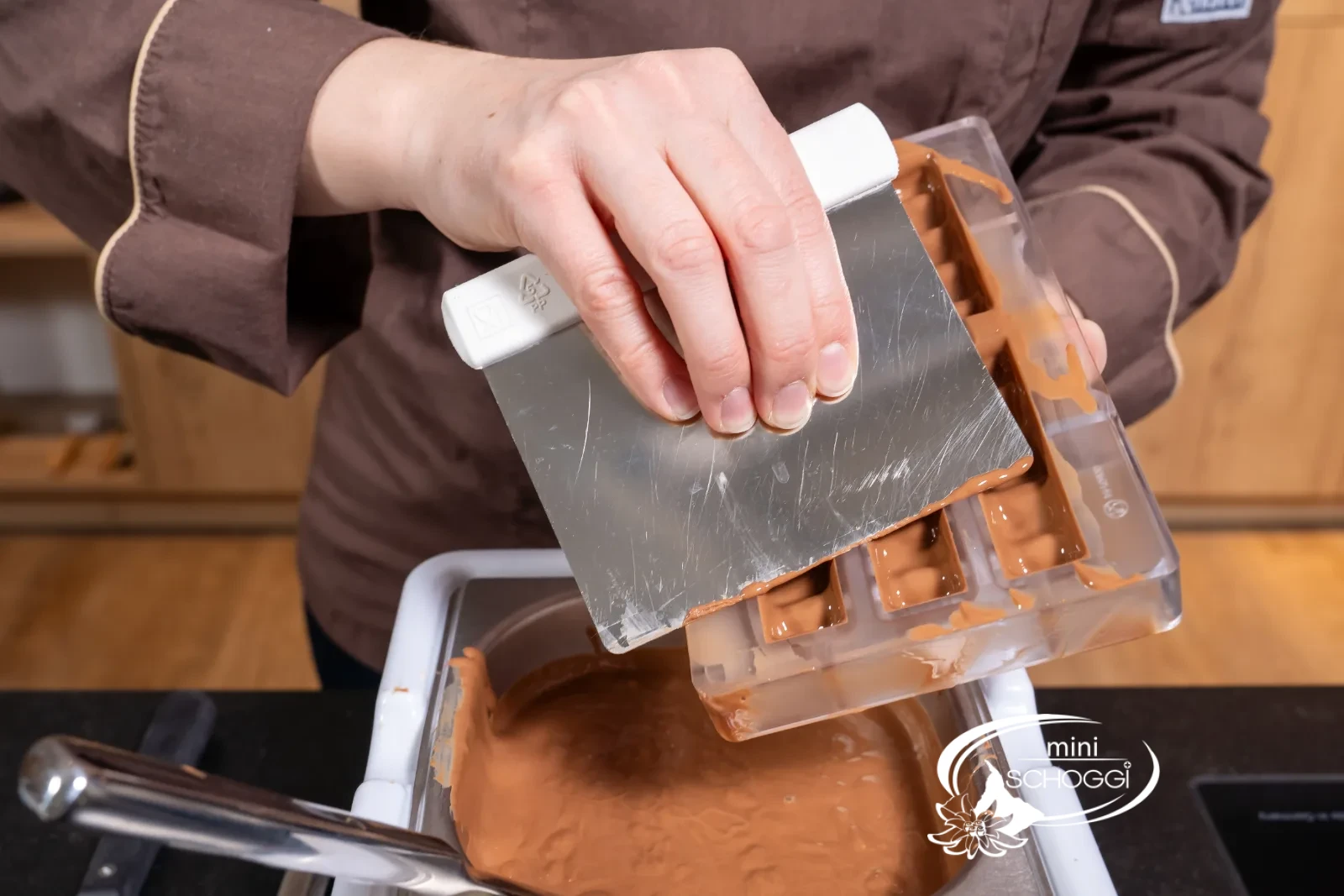 The metal horn scrapes the surface of the mold clean