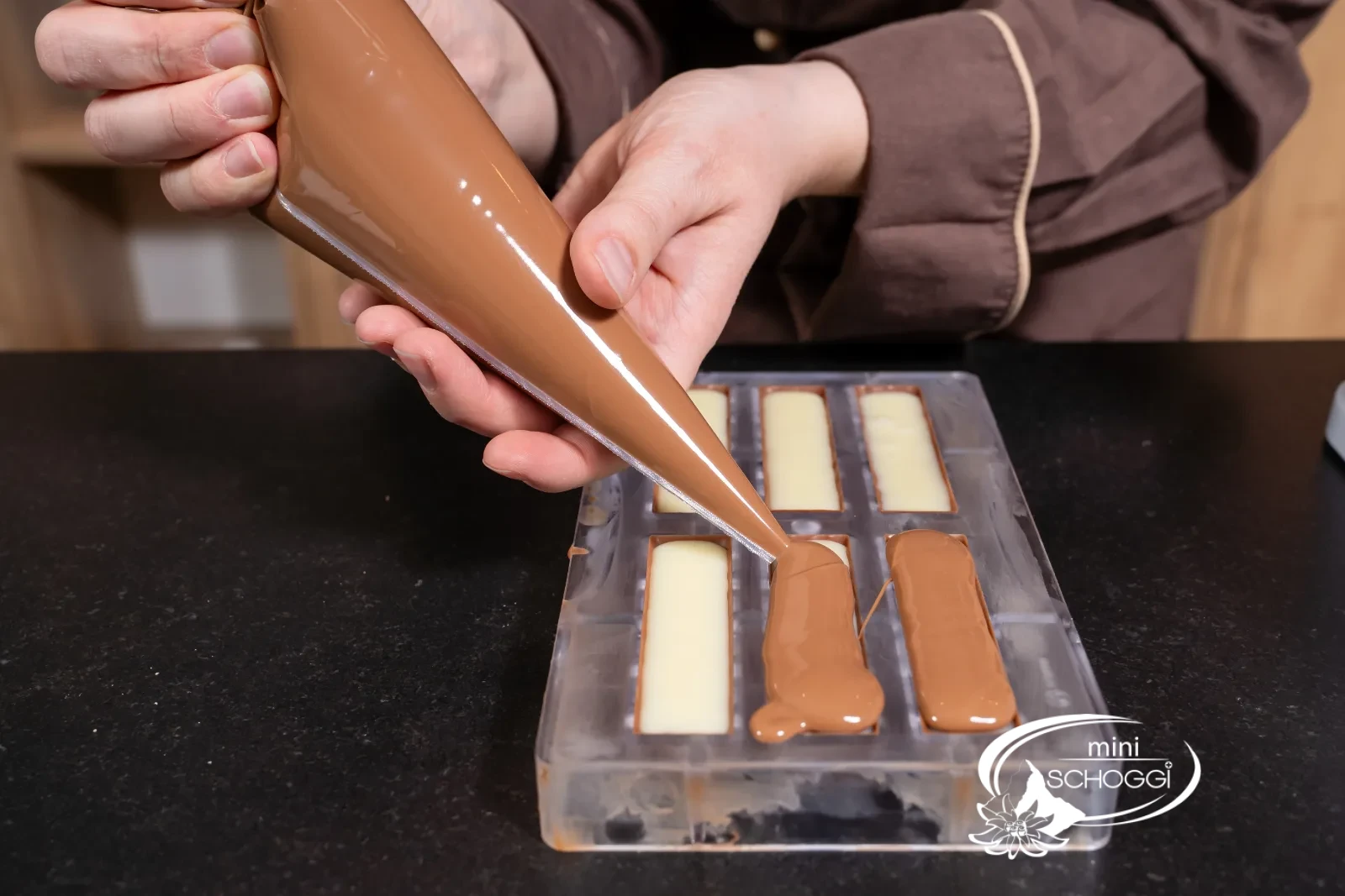 The filled bars are sealed with Milk couverture