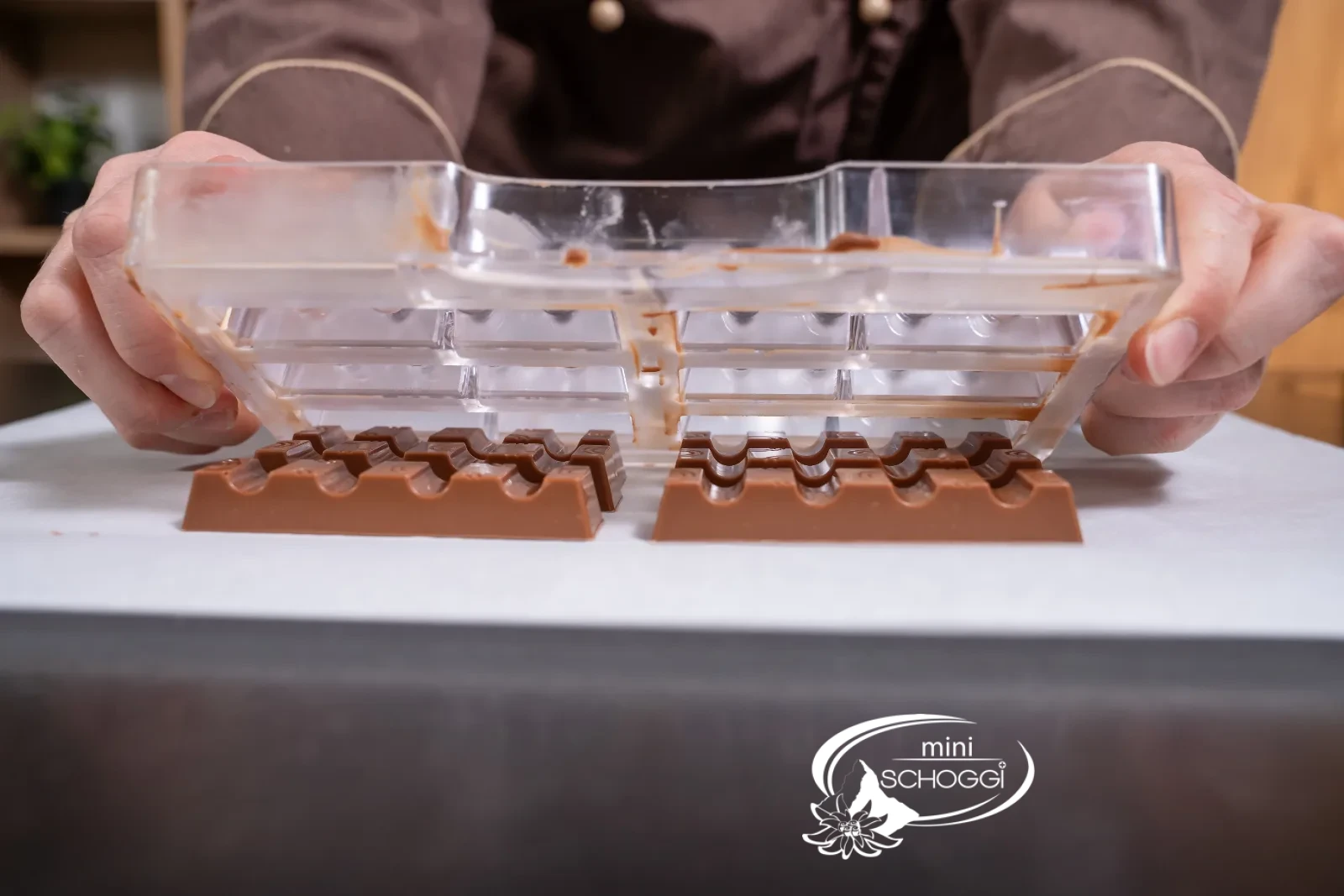 The mold is turned out onto the baking paper and the bars fall out