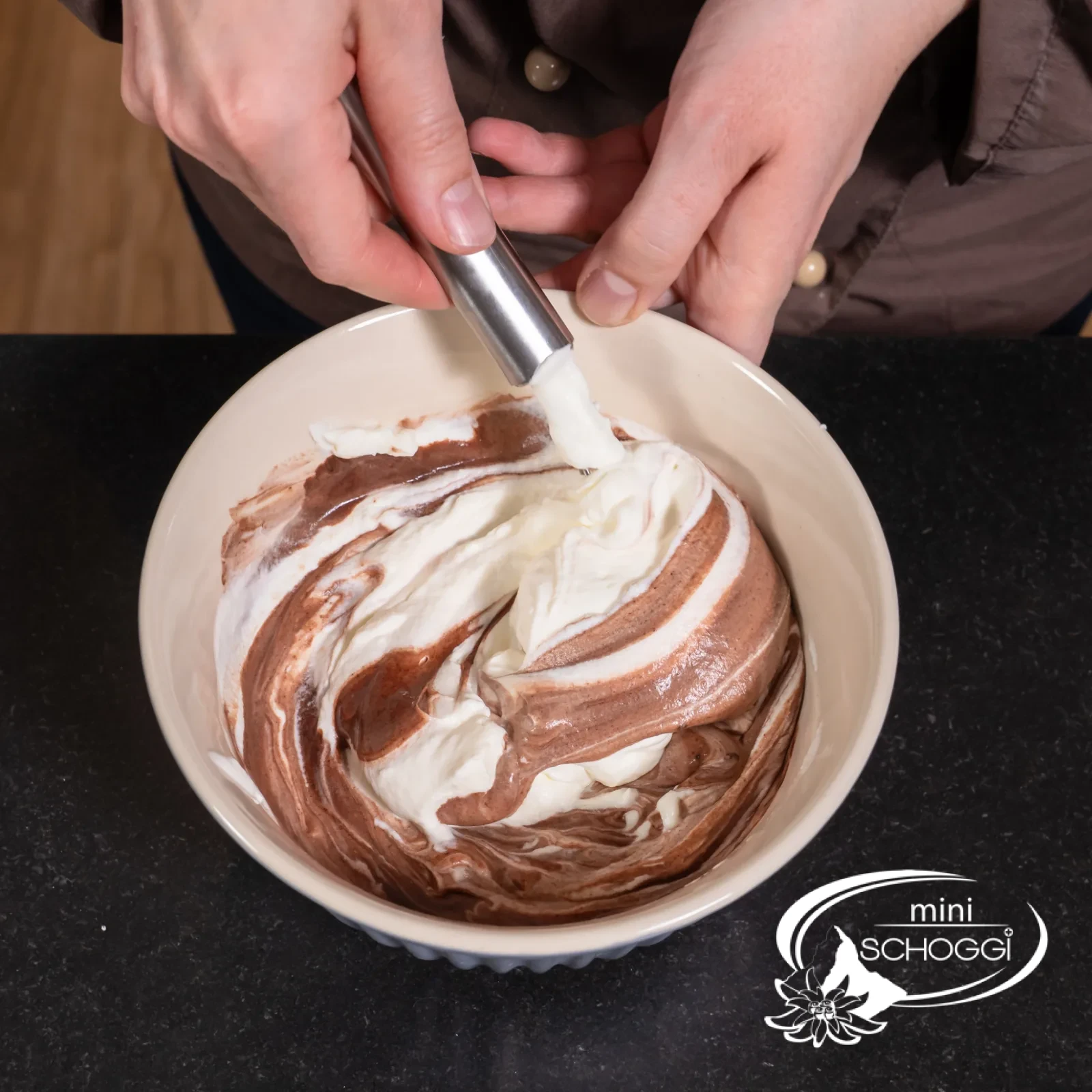 La panna viene incorporata delicatamente alla massa di cioccolato