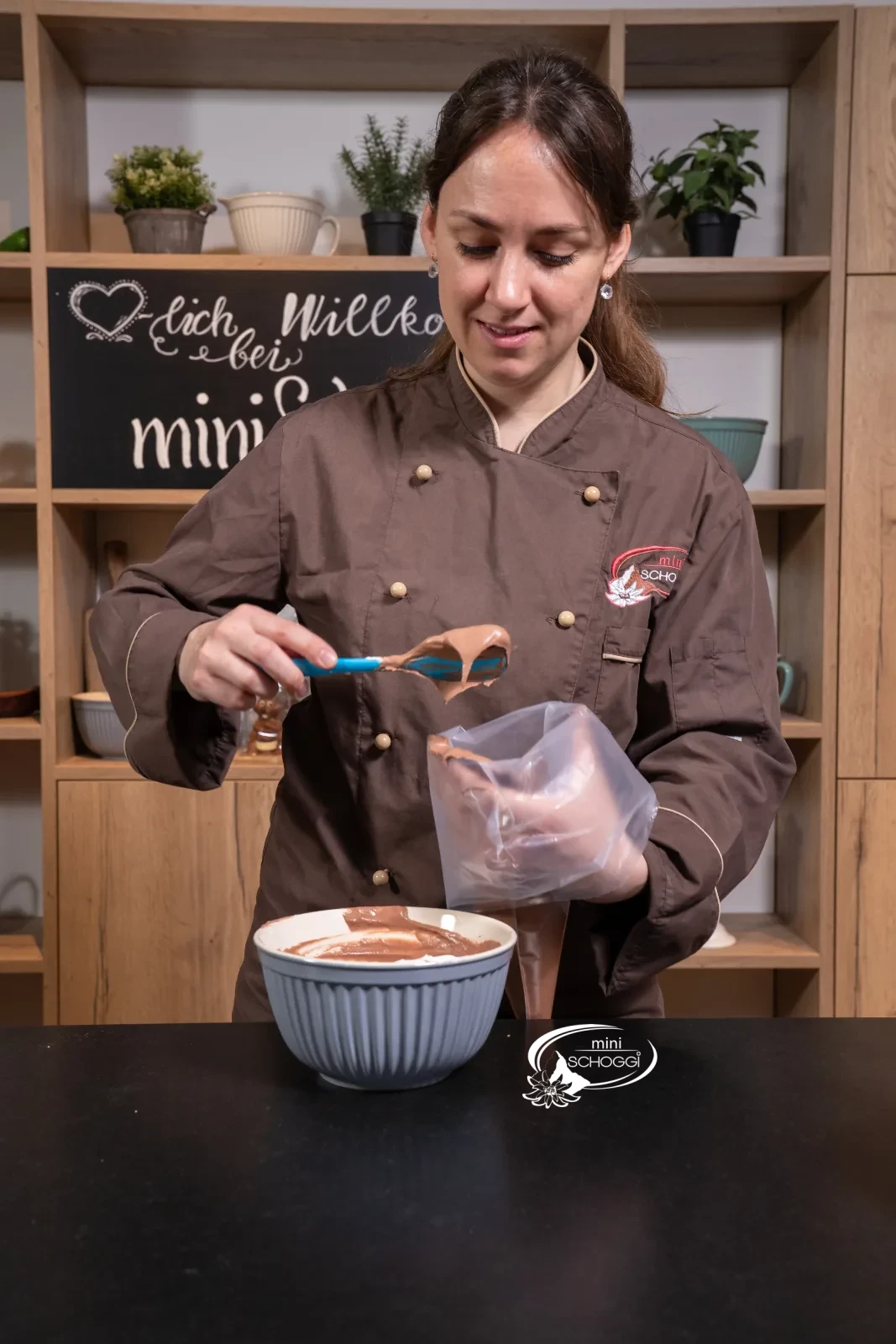 La crema al cioccolato viene messa nel sac à poche