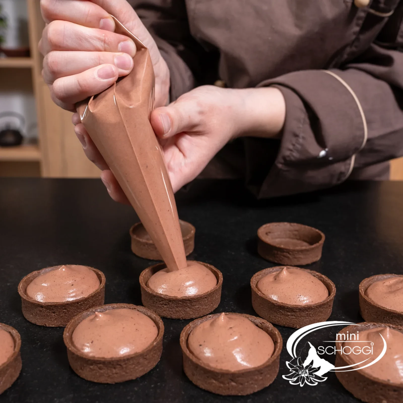 Le tarteletta al cioccolato vengono riempite con la crema