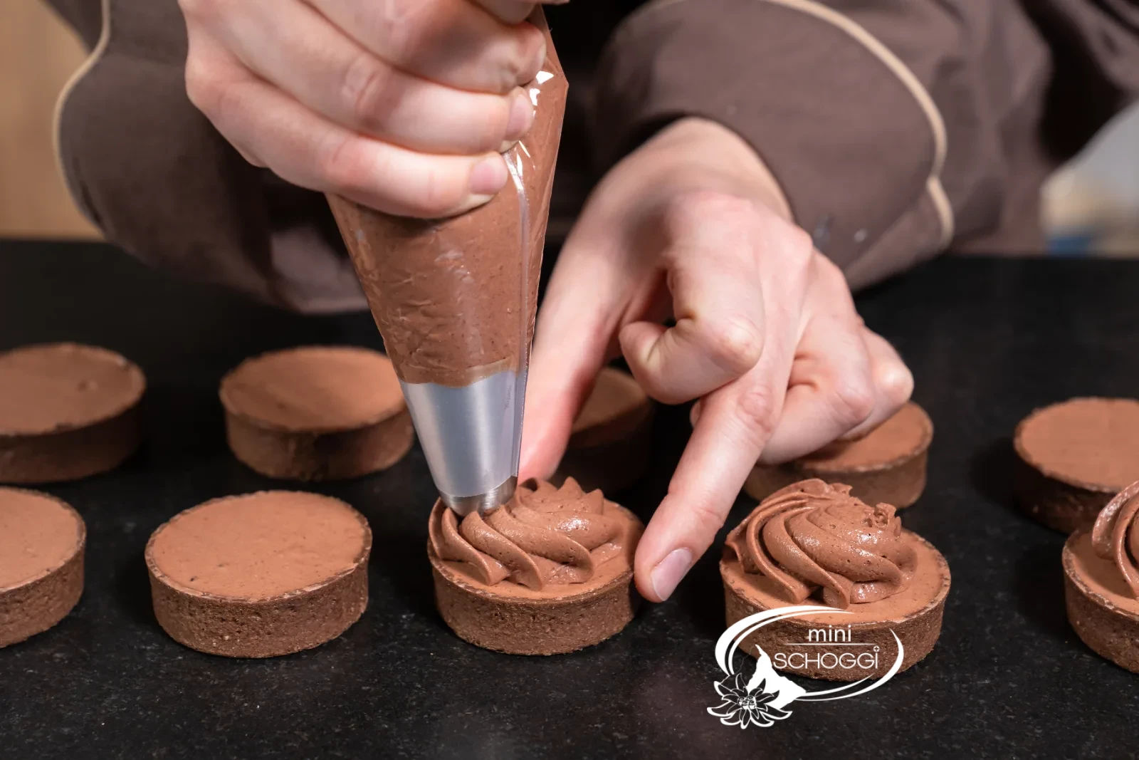 Con la bocchetta a rosetta si forma una rosetta su ogni tortino