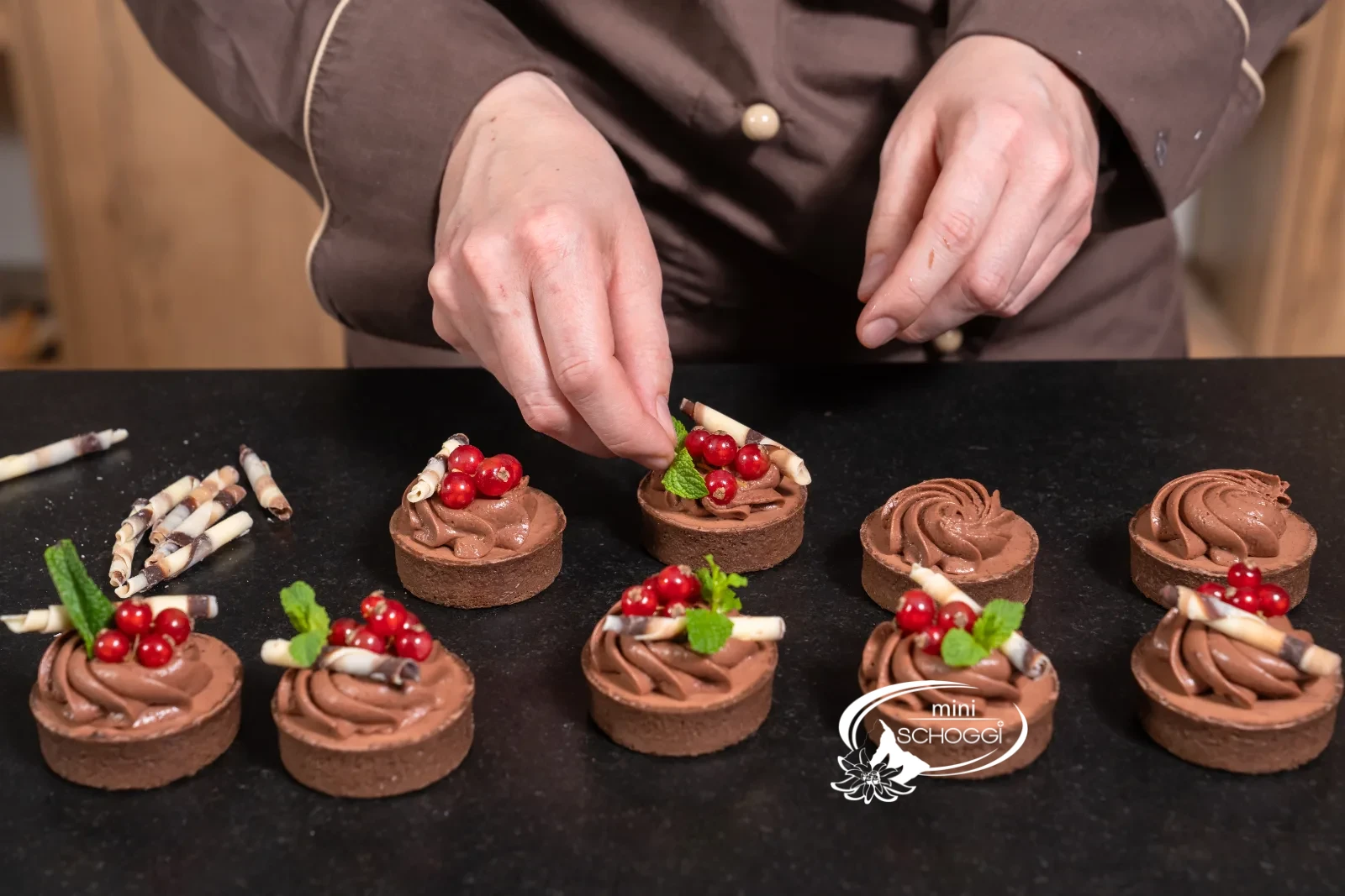 I tortini vengono decorati con ribes e menta