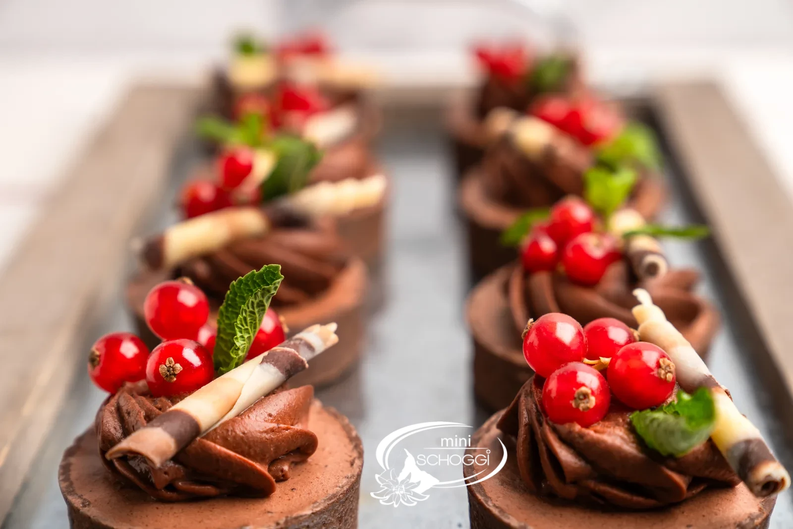 I tortini vengono decorati con ribes e menta