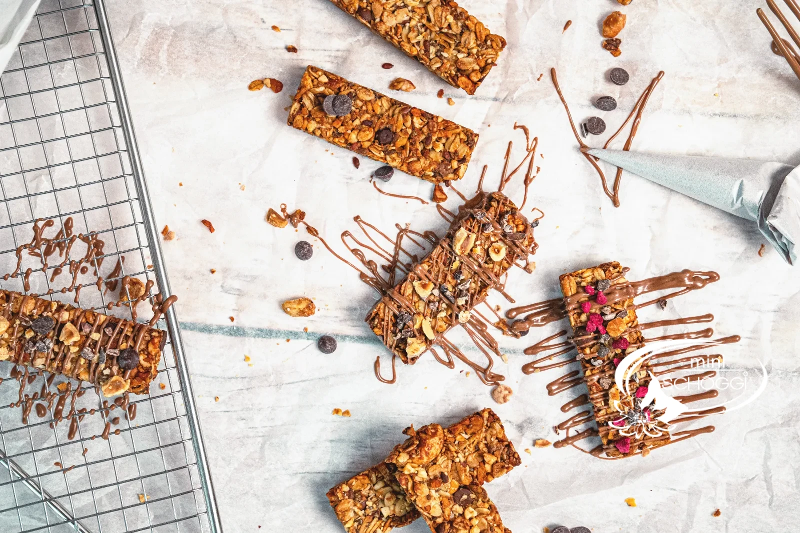 Barrette ai cereali al cioccolato con copertura di cioccolato, Fave di cacao e lamponi liofilizzati