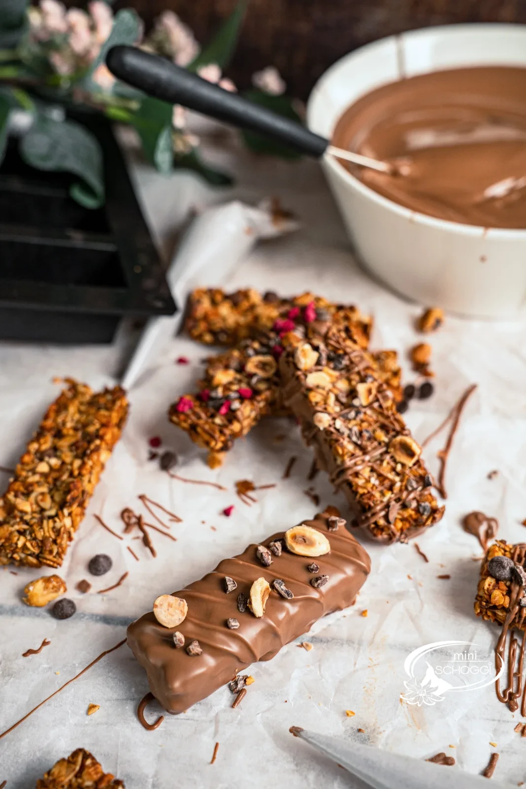 Barrette ai cereali al cioccolato con copertura di cioccolato, Fave di cacao e lamponi liofilizzati