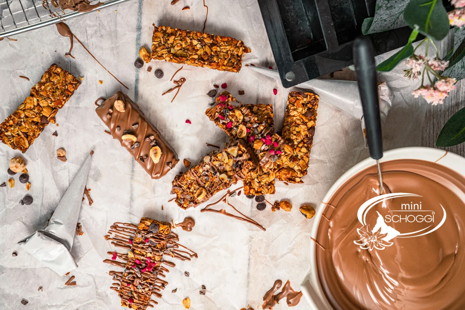 Barrette ai cereali al cioccolato con copertura di cioccolato, fave di cacao e lamponi liofilizzati