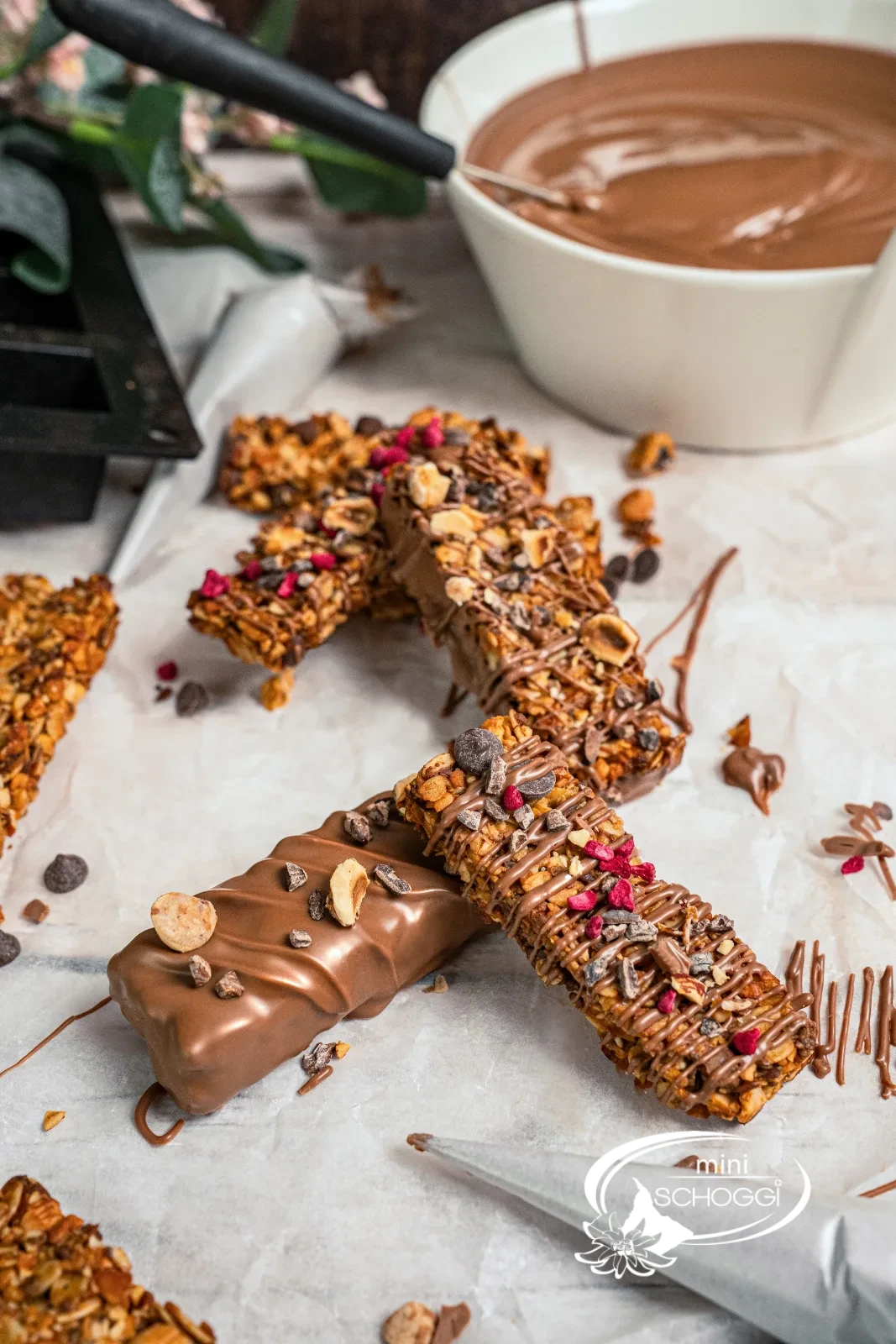 Barrette ai cereali al cioccolato con copertura di cioccolato, fave di cacao e lamponi liofilizzati