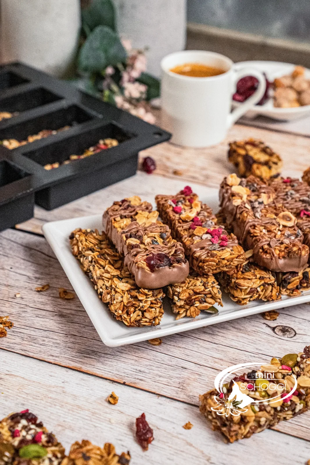 Barrette ai cereali al cioccolato con copertura di cioccolato, fave di cacao e lamponi liofilizzati