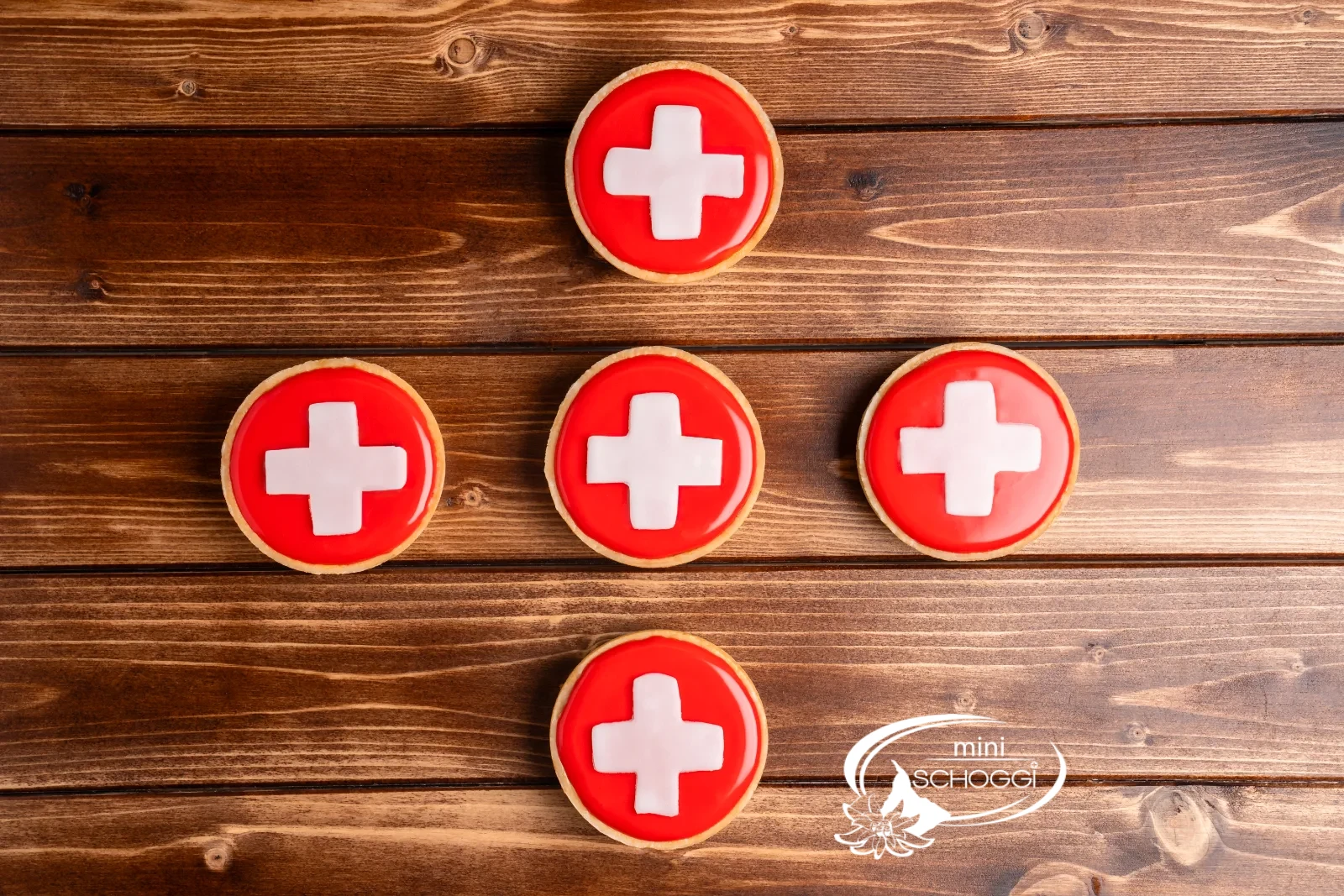 La croce svizzera bianca viene posata al centro del fondant rosso ancora umido