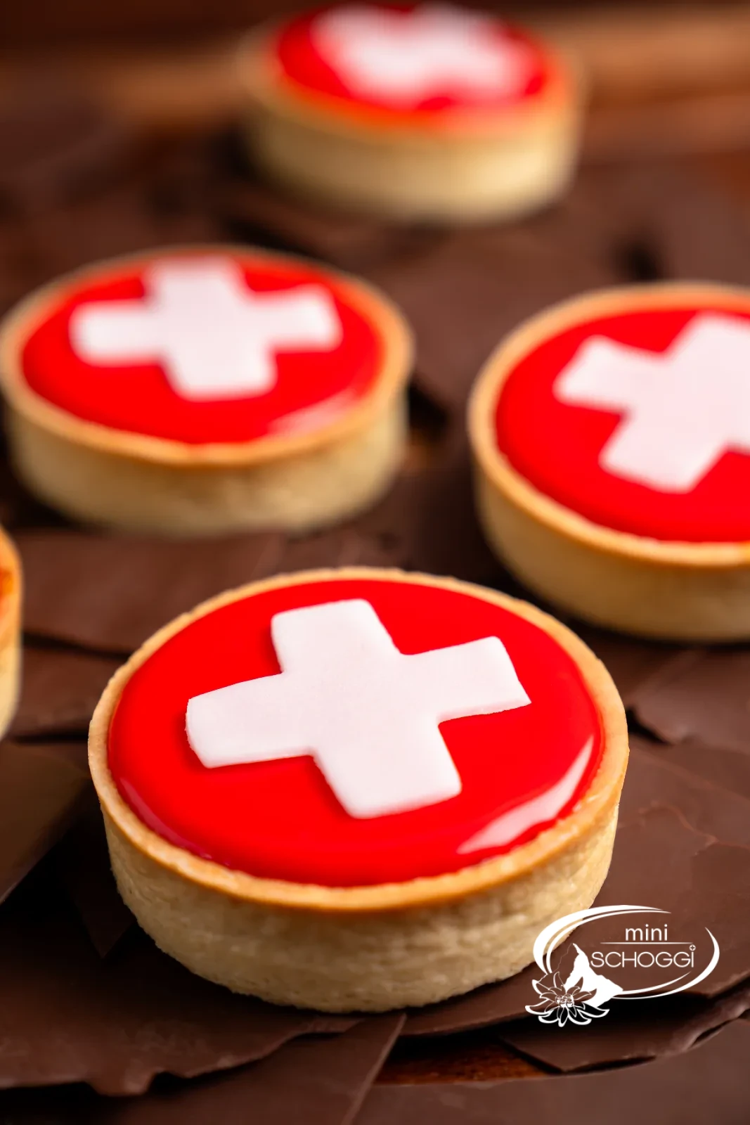 La croce svizzera bianca viene posata al centro del fondant rosso ancora umido