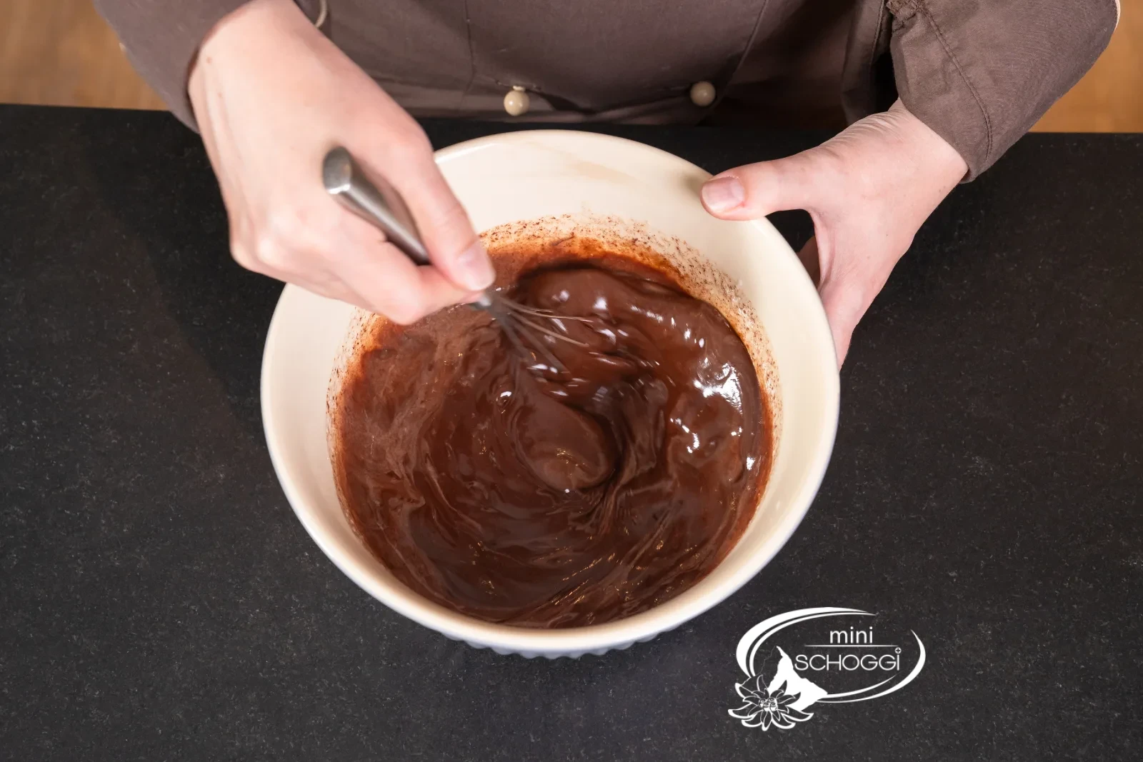 Panna e copertura vengono mescolate con la frusta fino a ottenere la Ganache