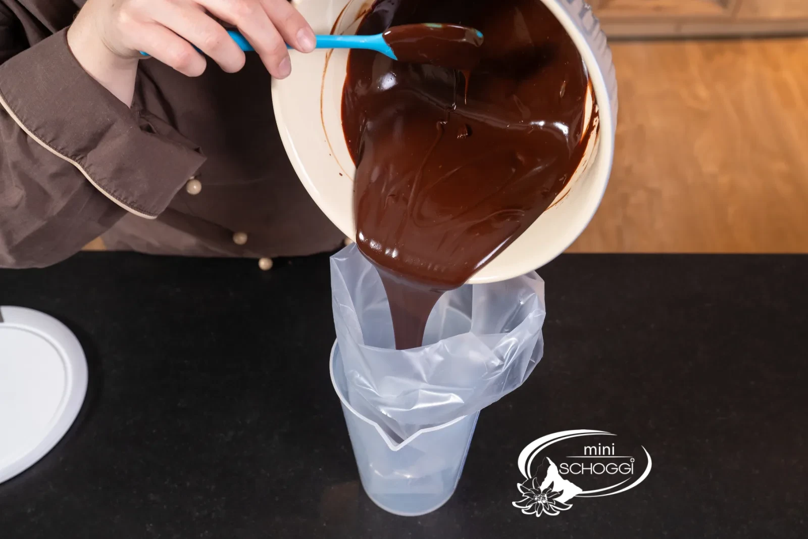 La Ganache lucida viene versata nel sac à poche