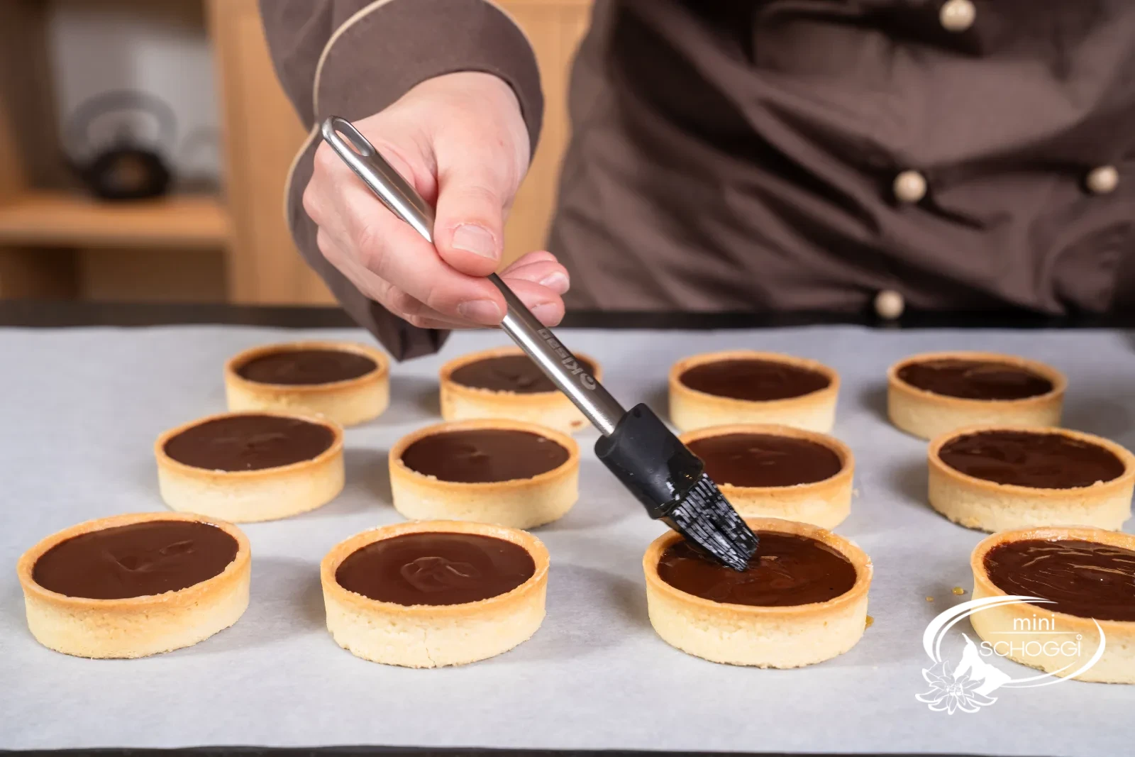 La Ganache soda viene spennellata sottilmente con confettura di albicocche