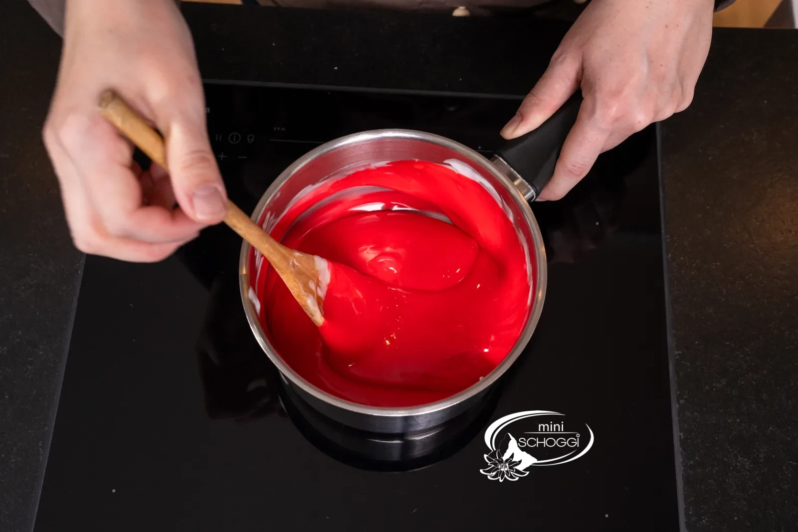 Il Fondente morbido è colorato uniformemente di rosso brillante