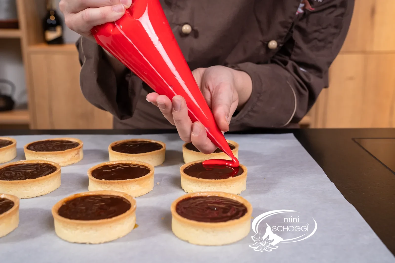 Il fondant rosso viene applicato sul carac partendo dal bordo