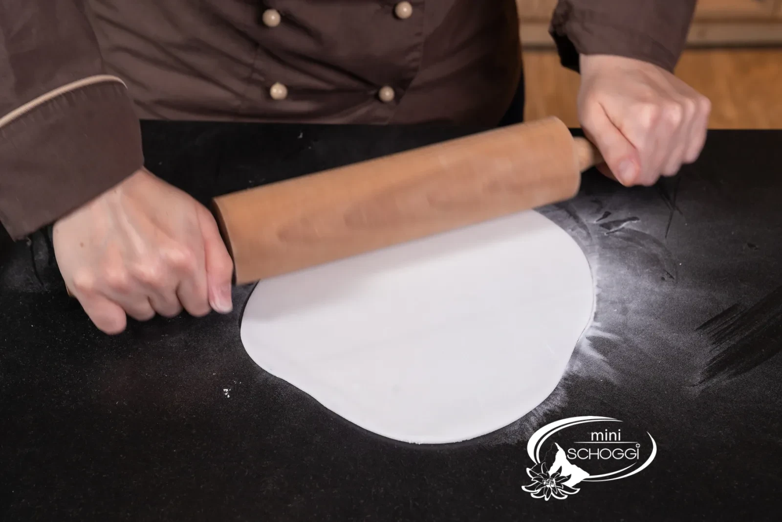 La Pasta di zucchero bianca viene stesa a 3 mm su Amido di panetteria